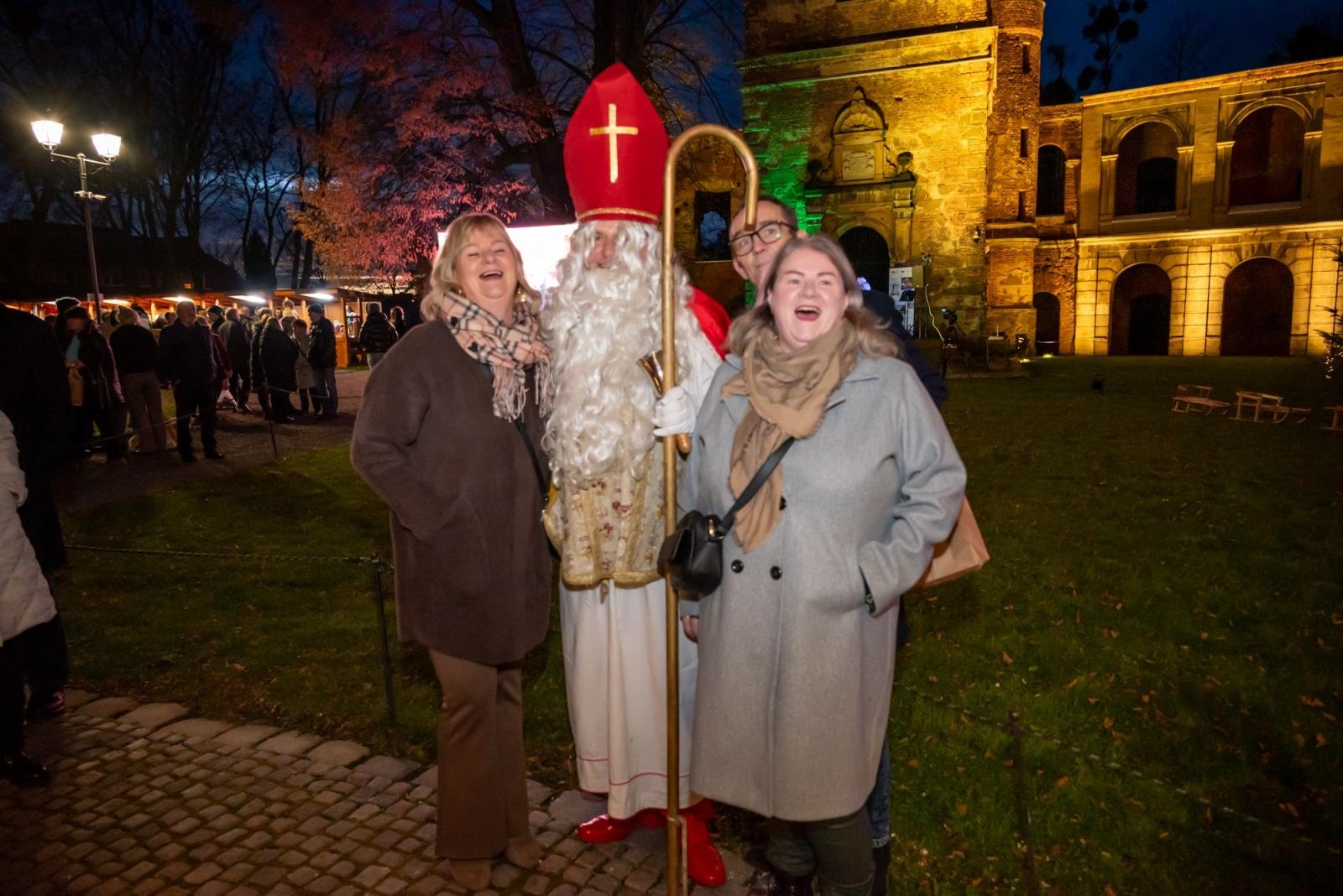Zdjęcie w galerii na portalu naszraciborz.pl: Kiermasz Bożonarodzeniowy w baśniowej scenerii tworkowskiego zamku z rekordową frekwencją wiadomości z regionu