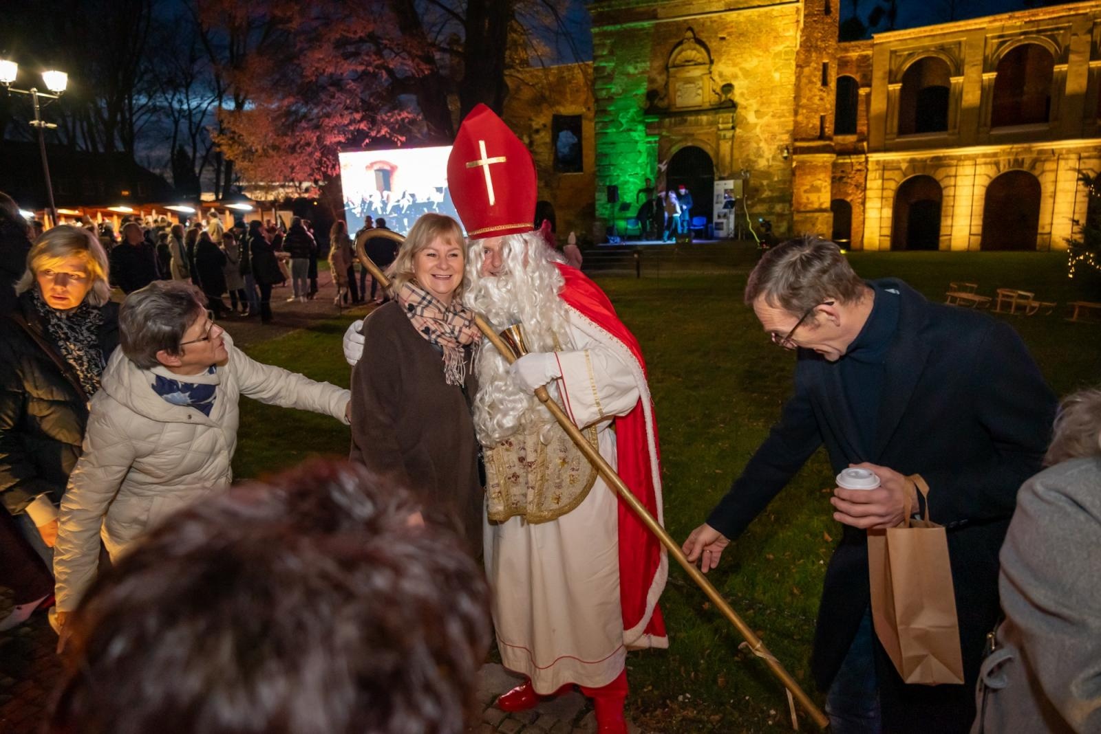 Zdjęcie w galerii na portalu naszraciborz.pl: Kiermasz Bożonarodzeniowy w baśniowej scenerii tworkowskiego zamku z rekordową frekwencją wiadomości z regionu