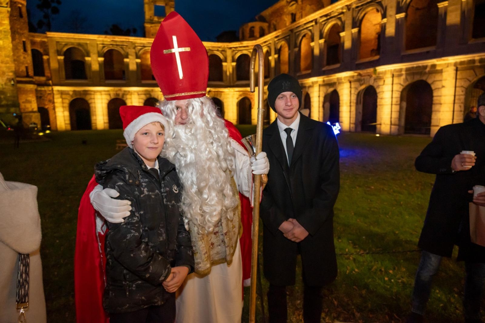 Zdjęcie w galerii na portalu naszraciborz.pl: Kiermasz Bożonarodzeniowy w baśniowej scenerii tworkowskiego zamku z rekordową frekwencją wiadomości z regionu