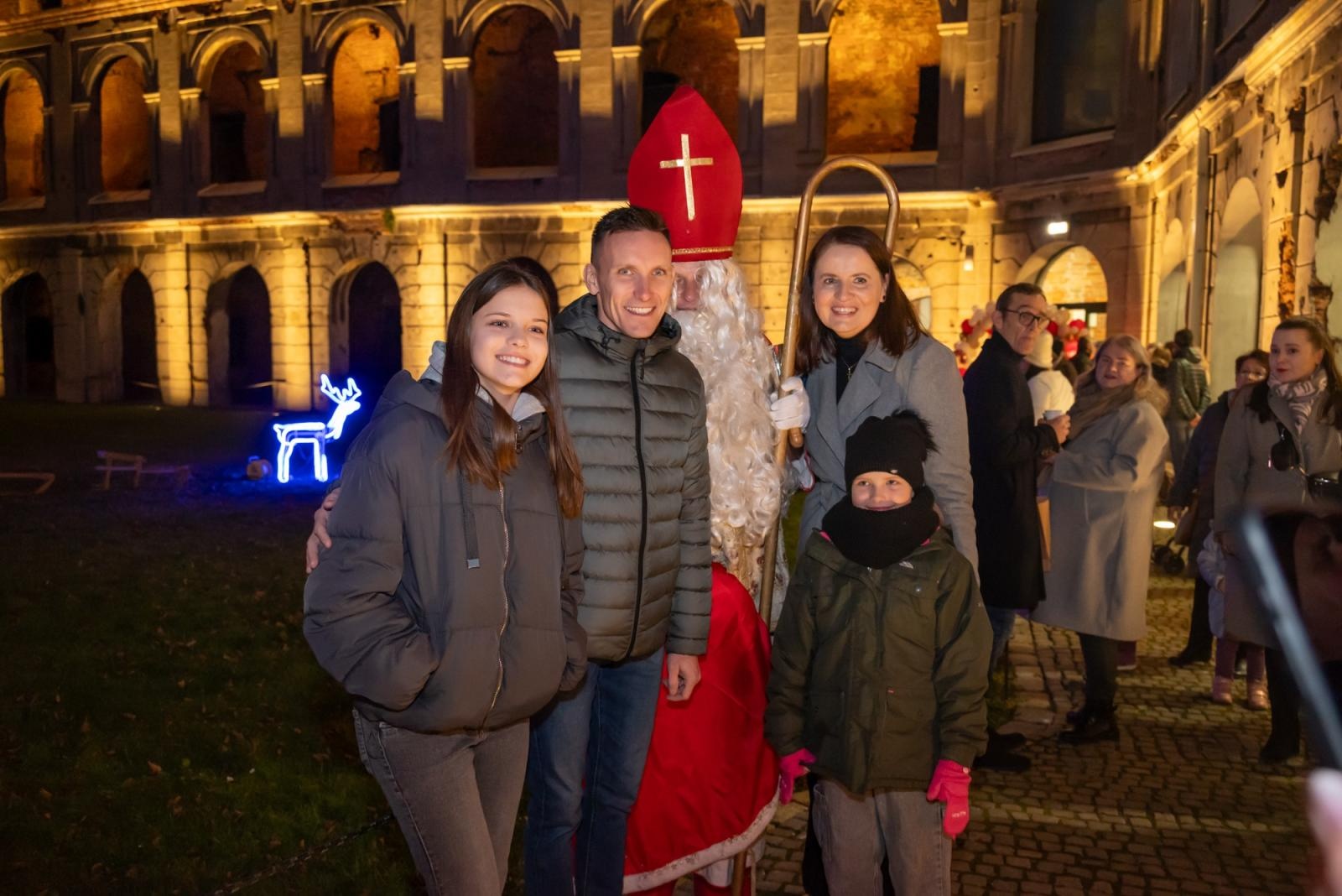 Zdjęcie w galerii na portalu naszraciborz.pl: Kiermasz Bożonarodzeniowy w baśniowej scenerii tworkowskiego zamku z rekordową frekwencją wiadomości z regionu