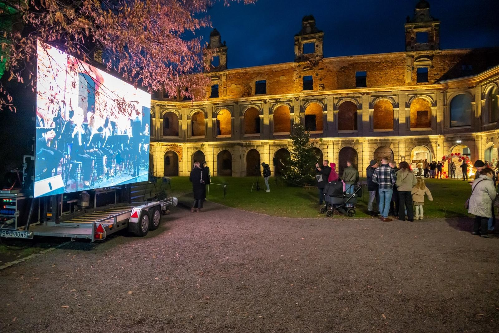 Zdjęcie w galerii na portalu naszraciborz.pl: Kiermasz Bożonarodzeniowy w baśniowej scenerii tworkowskiego zamku z rekordową frekwencją wiadomości z regionu