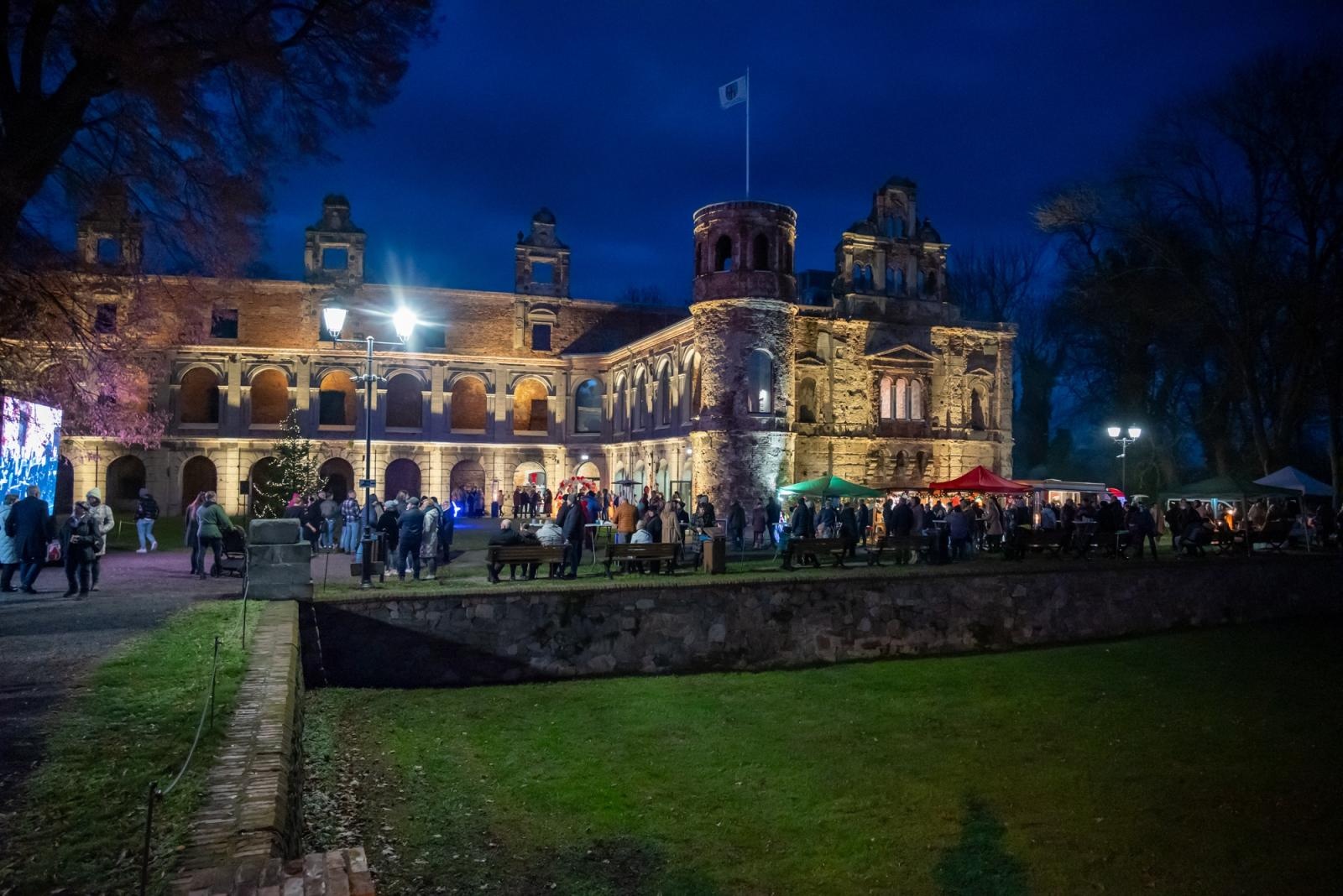 Zdjęcie w galerii na portalu naszraciborz.pl: Kiermasz Bożonarodzeniowy w baśniowej scenerii tworkowskiego zamku z rekordową frekwencją wiadomości z regionu