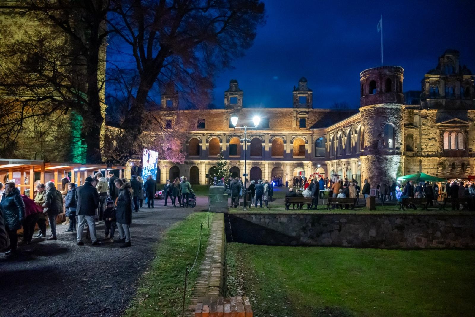 Zdjęcie w galerii na portalu naszraciborz.pl: Kiermasz Bożonarodzeniowy w baśniowej scenerii tworkowskiego zamku z rekordową frekwencją wiadomości z regionu
