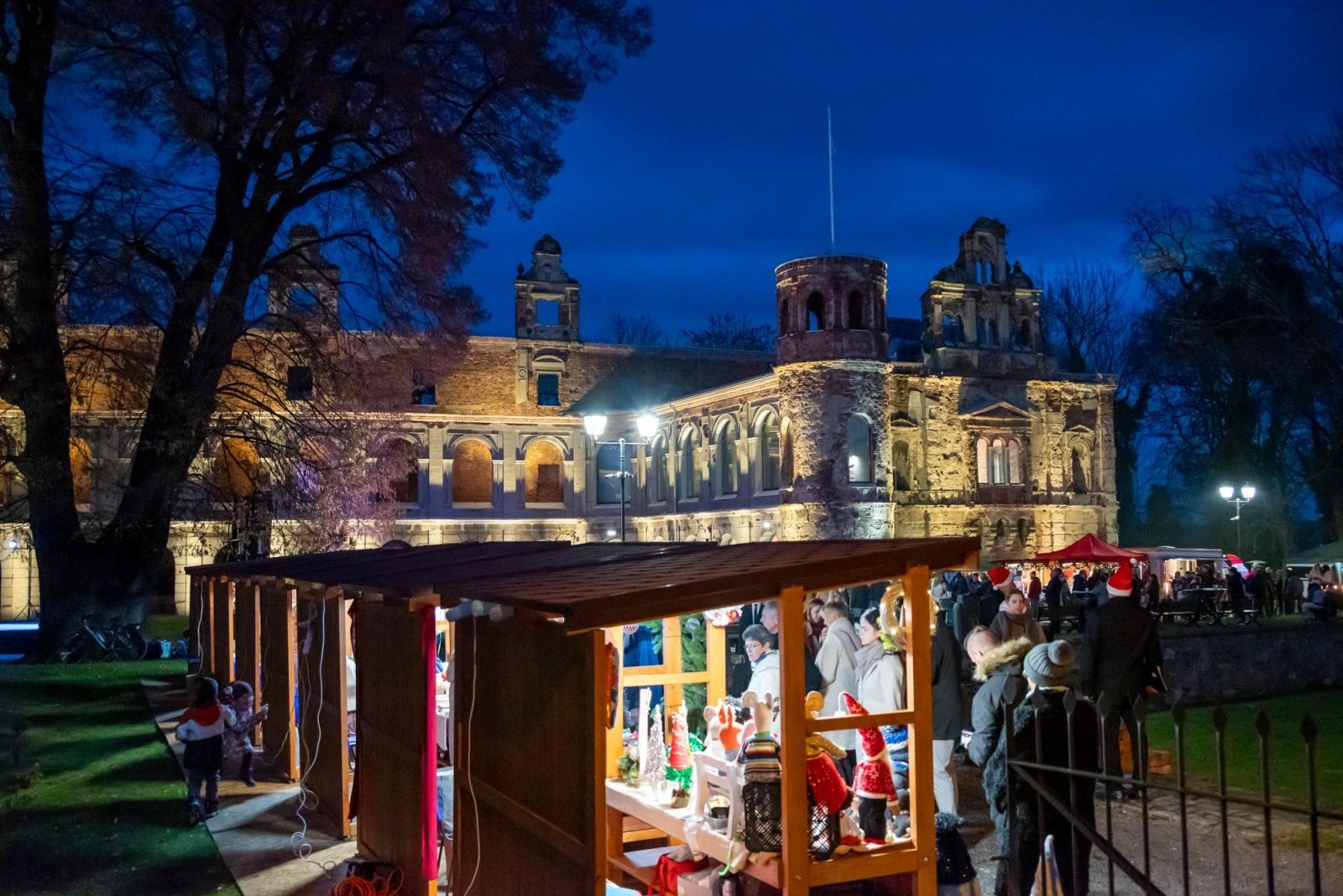 Zdjęcie w galerii na portalu naszraciborz.pl: Kiermasz Bożonarodzeniowy w baśniowej scenerii tworkowskiego zamku z rekordową frekwencją wiadomości z regionu