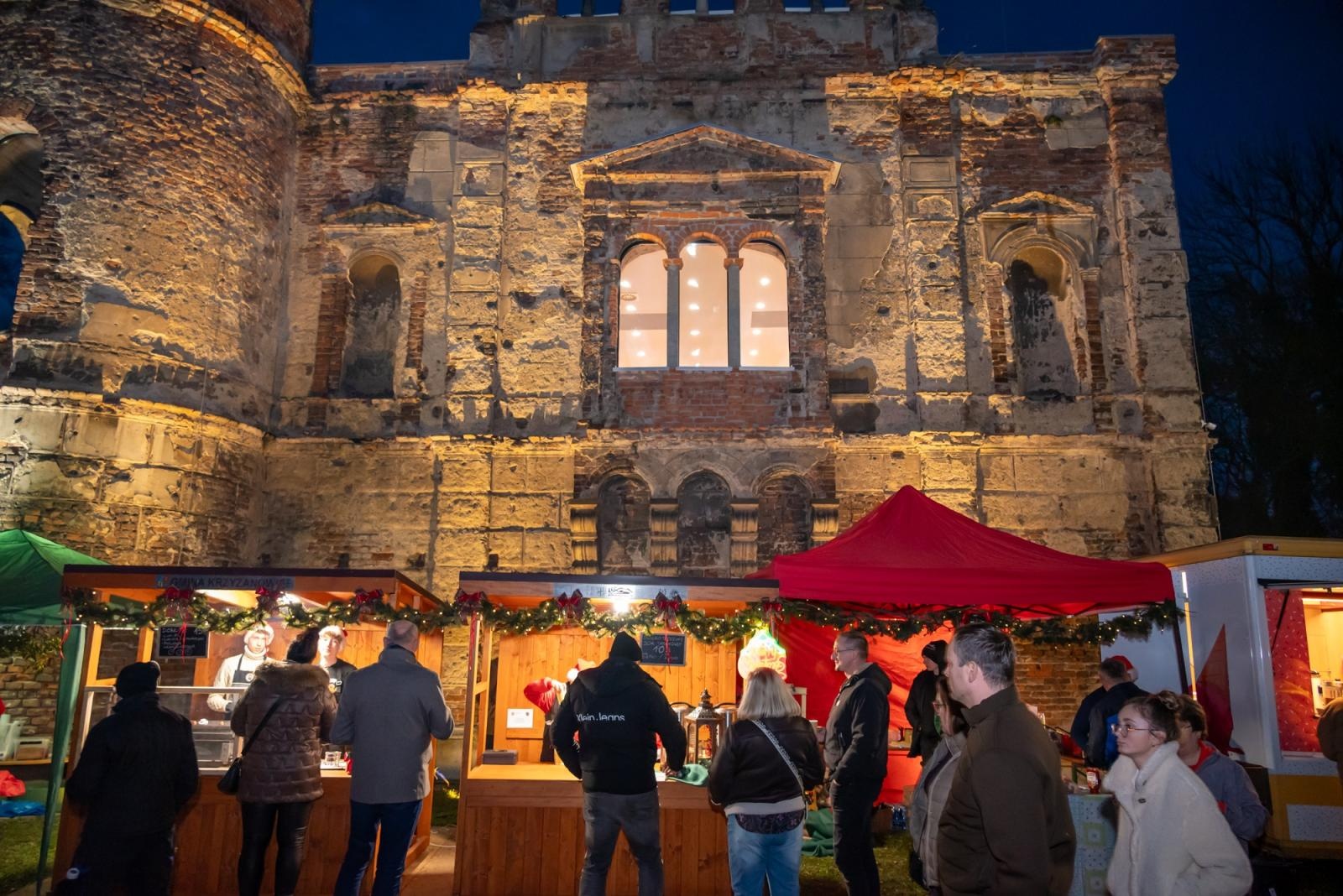 Zdjęcie w galerii na portalu naszraciborz.pl: Kiermasz Bożonarodzeniowy w baśniowej scenerii tworkowskiego zamku z rekordową frekwencją wiadomości z regionu