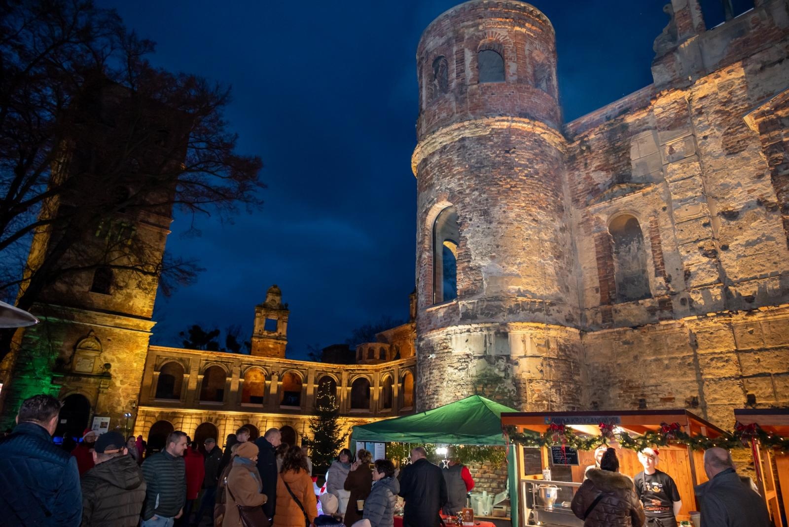 Zdjęcie w galerii na portalu naszraciborz.pl: Kiermasz Bożonarodzeniowy w baśniowej scenerii tworkowskiego zamku z rekordową frekwencją wiadomości z regionu