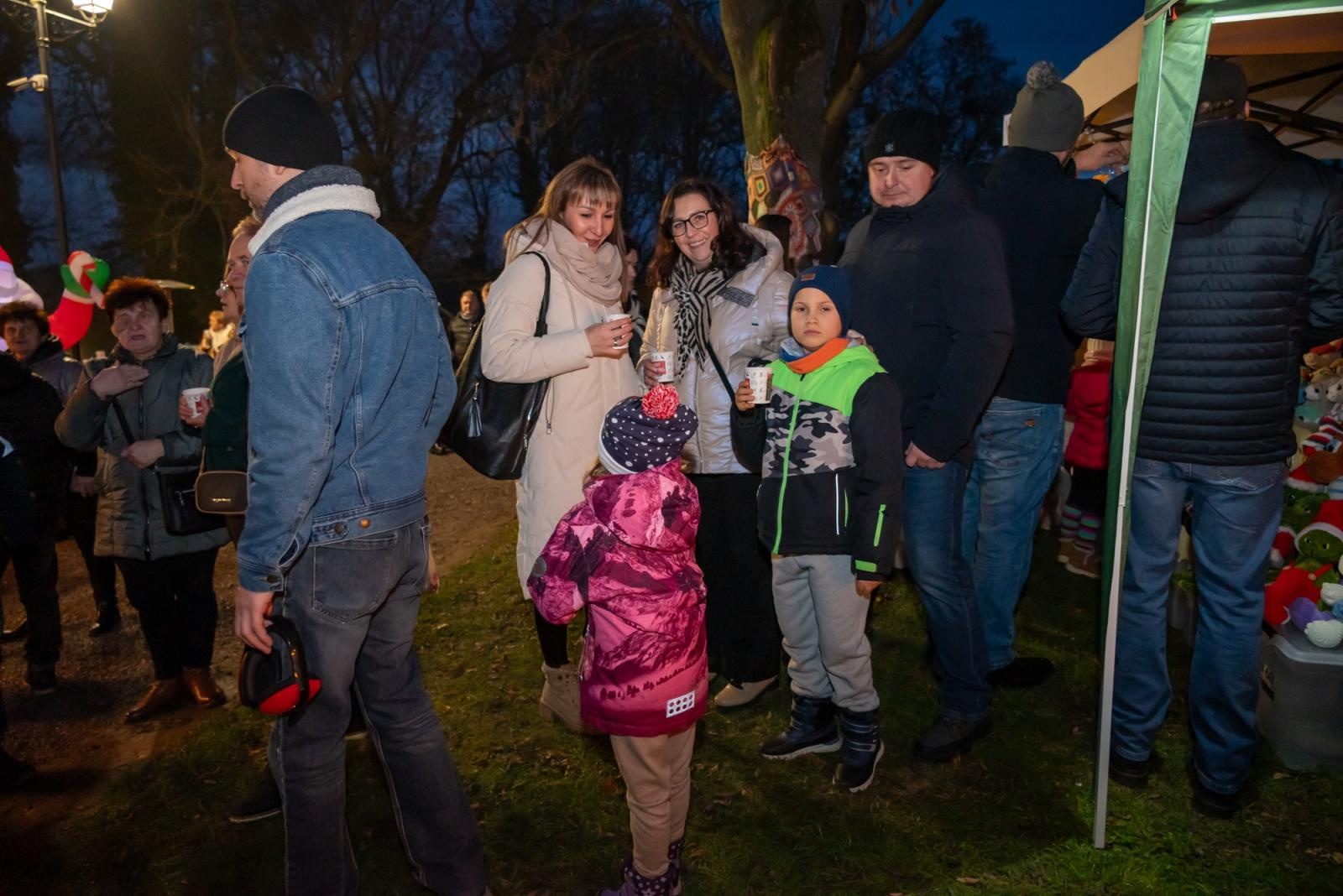 Zdjęcie w galerii na portalu naszraciborz.pl: Kiermasz Bożonarodzeniowy w baśniowej scenerii tworkowskiego zamku z rekordową frekwencją wiadomości z regionu