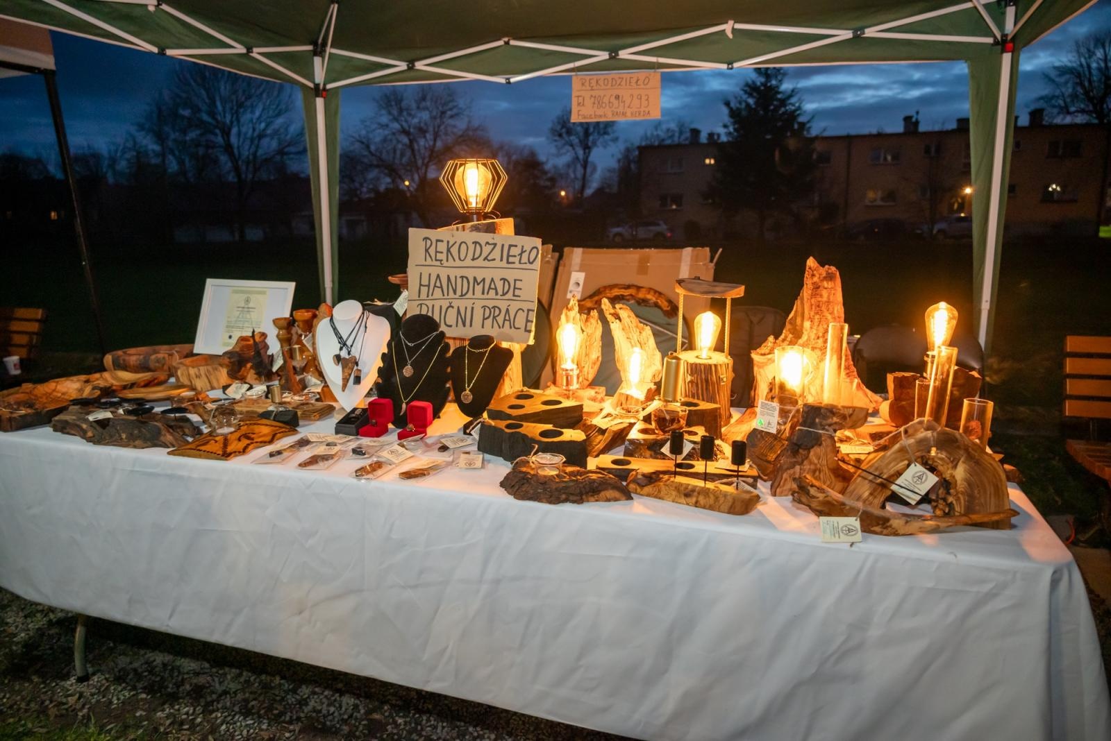 Zdjęcie w galerii na portalu naszraciborz.pl: Kiermasz Bożonarodzeniowy w baśniowej scenerii tworkowskiego zamku z rekordową frekwencją wiadomości z regionu