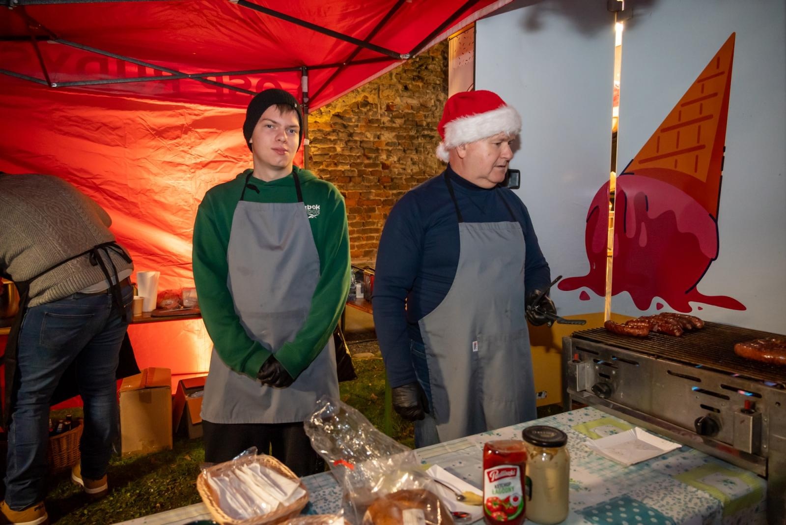 Zdjęcie w galerii na portalu naszraciborz.pl: Kiermasz Bożonarodzeniowy w baśniowej scenerii tworkowskiego zamku z rekordową frekwencją wiadomości z regionu
