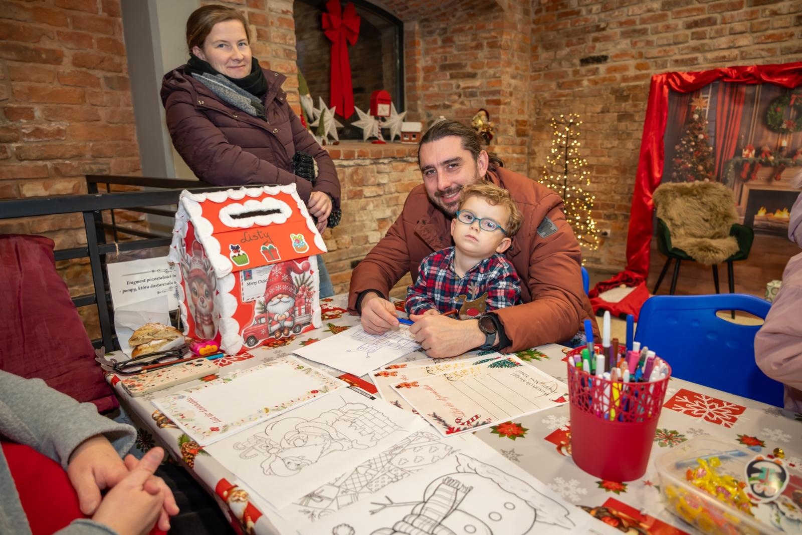 Zdjęcie w galerii na portalu naszraciborz.pl: Kiermasz Bożonarodzeniowy w baśniowej scenerii tworkowskiego zamku z rekordową frekwencją wiadomości z regionu