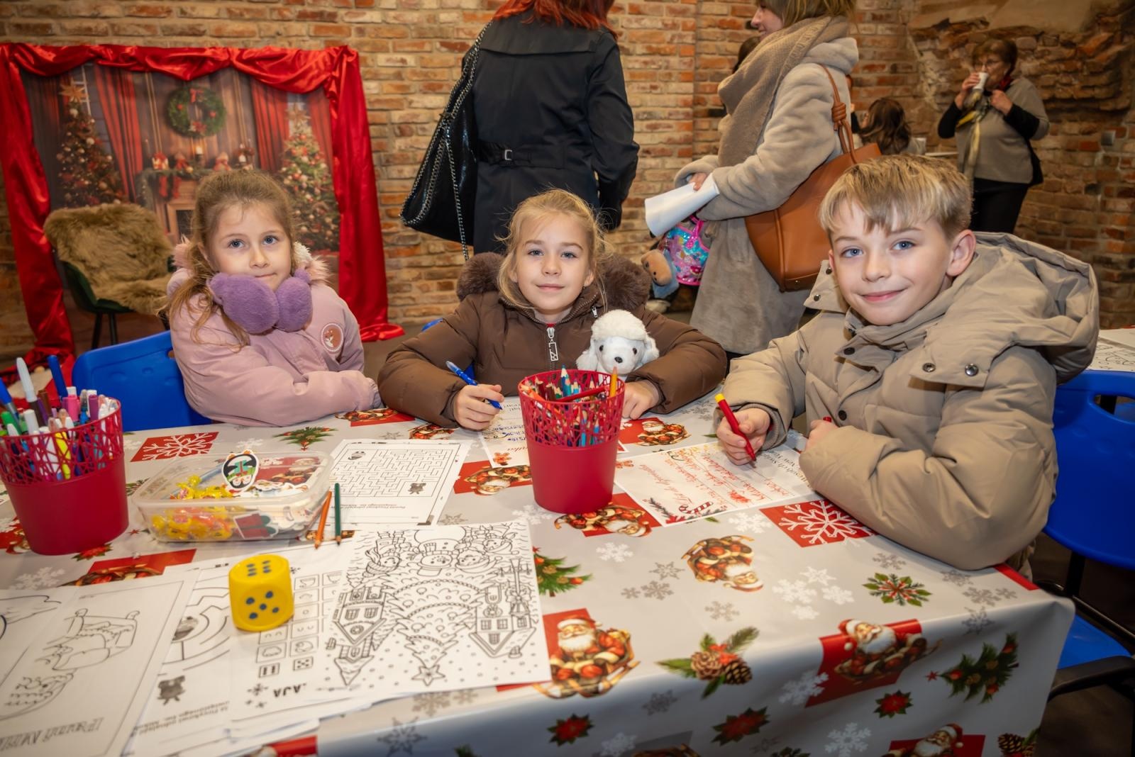 Zdjęcie w galerii na portalu naszraciborz.pl: Kiermasz Bożonarodzeniowy w baśniowej scenerii tworkowskiego zamku z rekordową frekwencją wiadomości z regionu