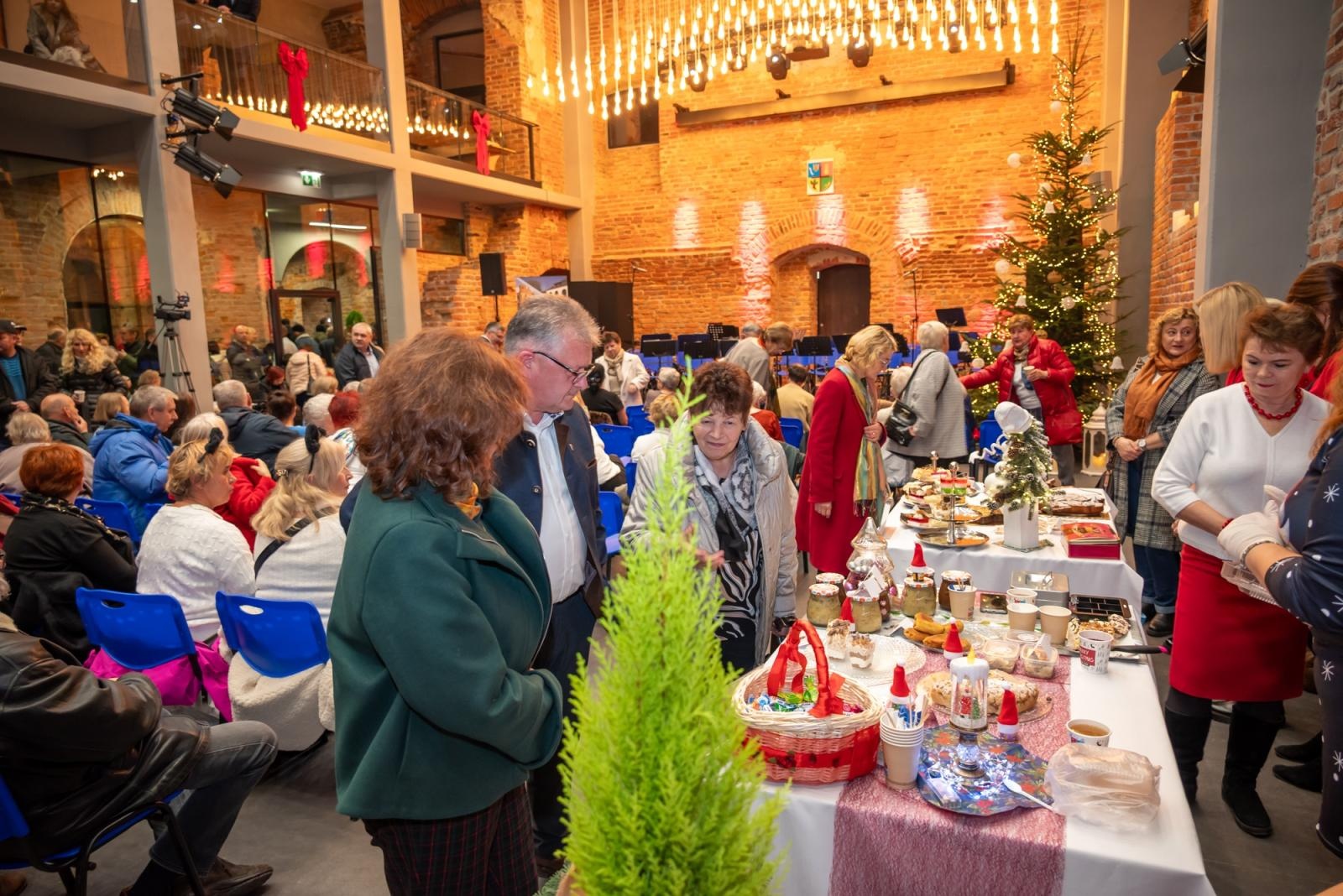 Zdjęcie w galerii na portalu naszraciborz.pl: Kiermasz Bożonarodzeniowy w baśniowej scenerii tworkowskiego zamku z rekordową frekwencją wiadomości z regionu
