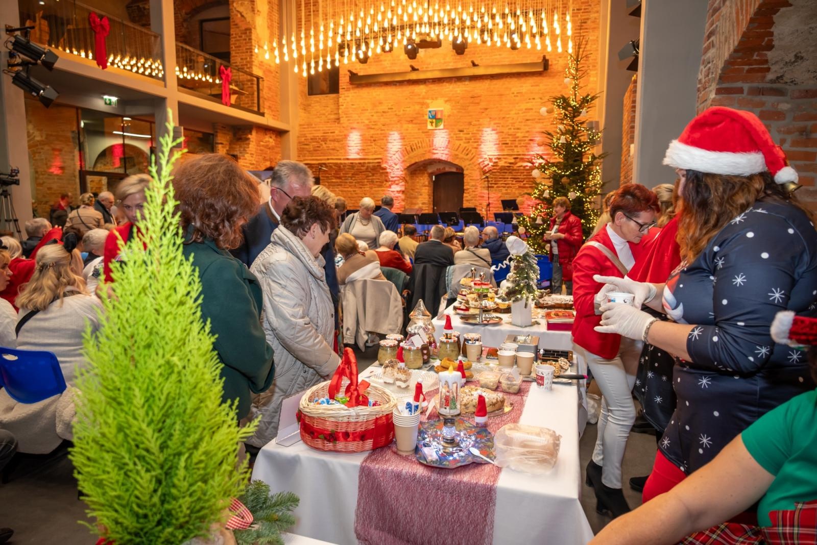 Zdjęcie w galerii na portalu naszraciborz.pl: Kiermasz Bożonarodzeniowy w baśniowej scenerii tworkowskiego zamku z rekordową frekwencją wiadomości z regionu