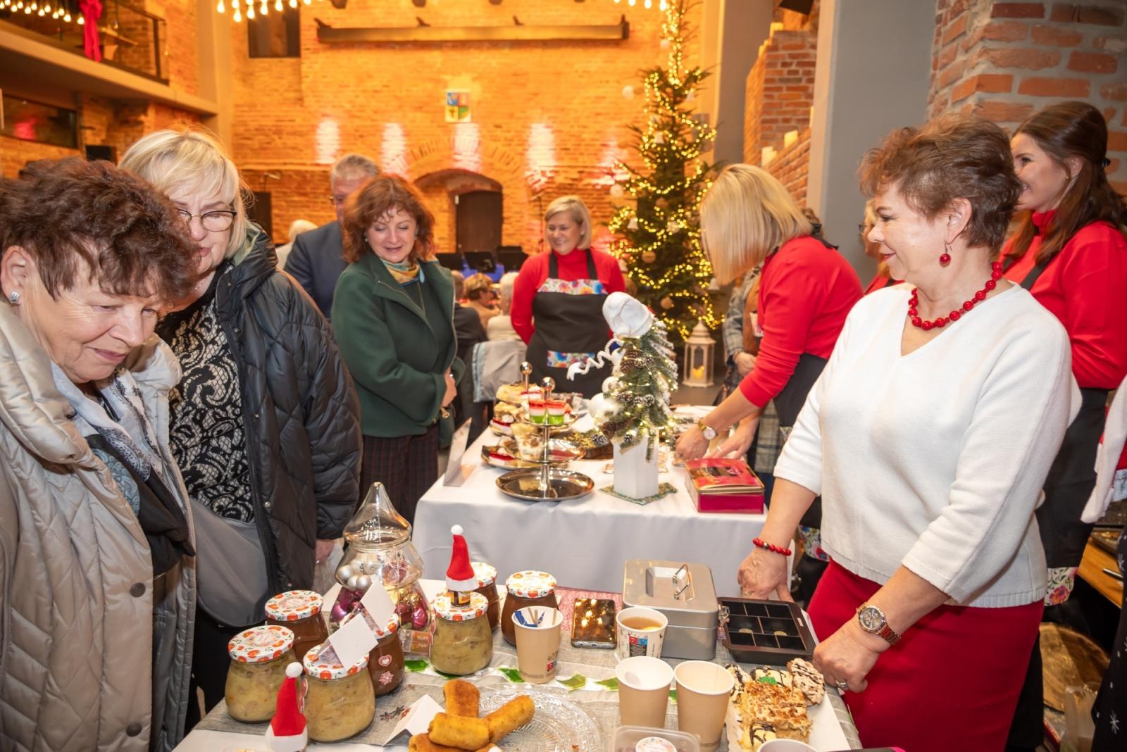 Zdjęcie w galerii na portalu naszraciborz.pl: Kiermasz Bożonarodzeniowy w baśniowej scenerii tworkowskiego zamku z rekordową frekwencją wiadomości z regionu