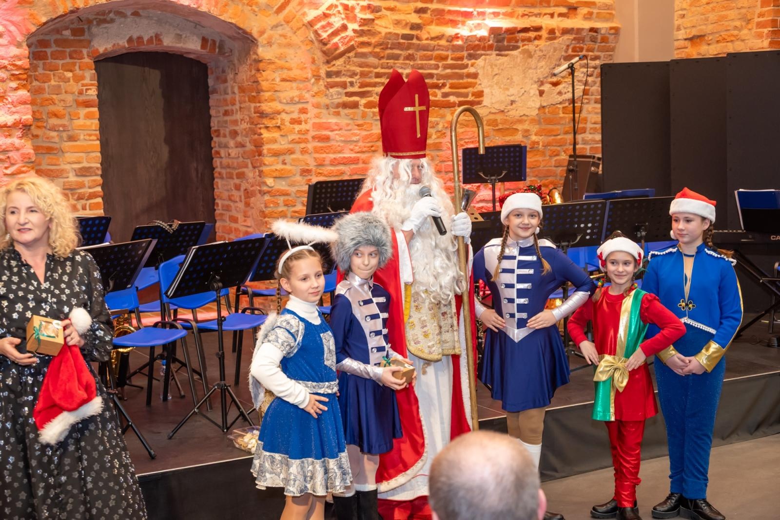 Zdjęcie w galerii na portalu naszraciborz.pl: Kiermasz Bożonarodzeniowy w baśniowej scenerii tworkowskiego zamku z rekordową frekwencją wiadomości z regionu