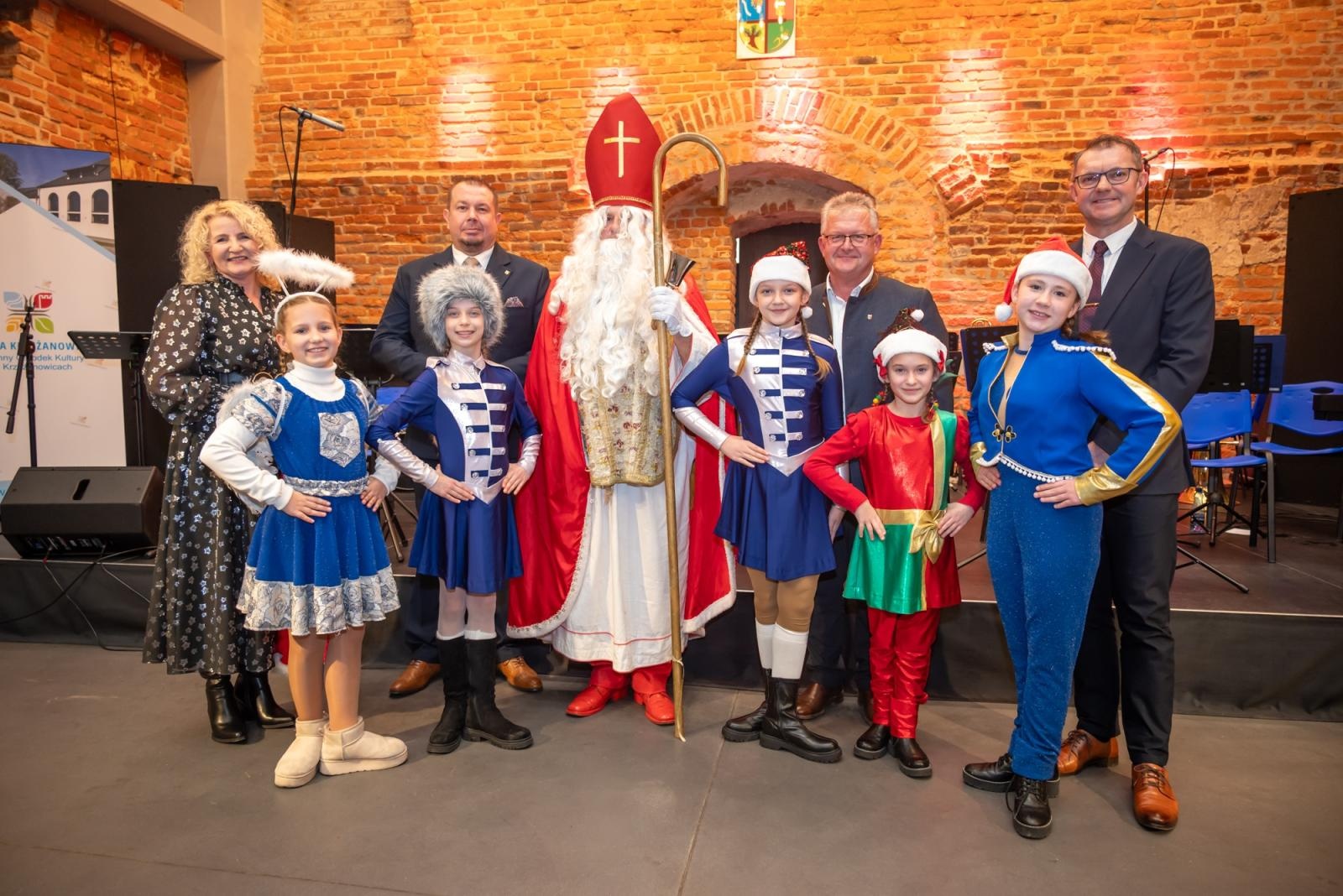 Zdjęcie w galerii na portalu naszraciborz.pl: Kiermasz Bożonarodzeniowy w baśniowej scenerii tworkowskiego zamku z rekordową frekwencją wiadomości z regionu