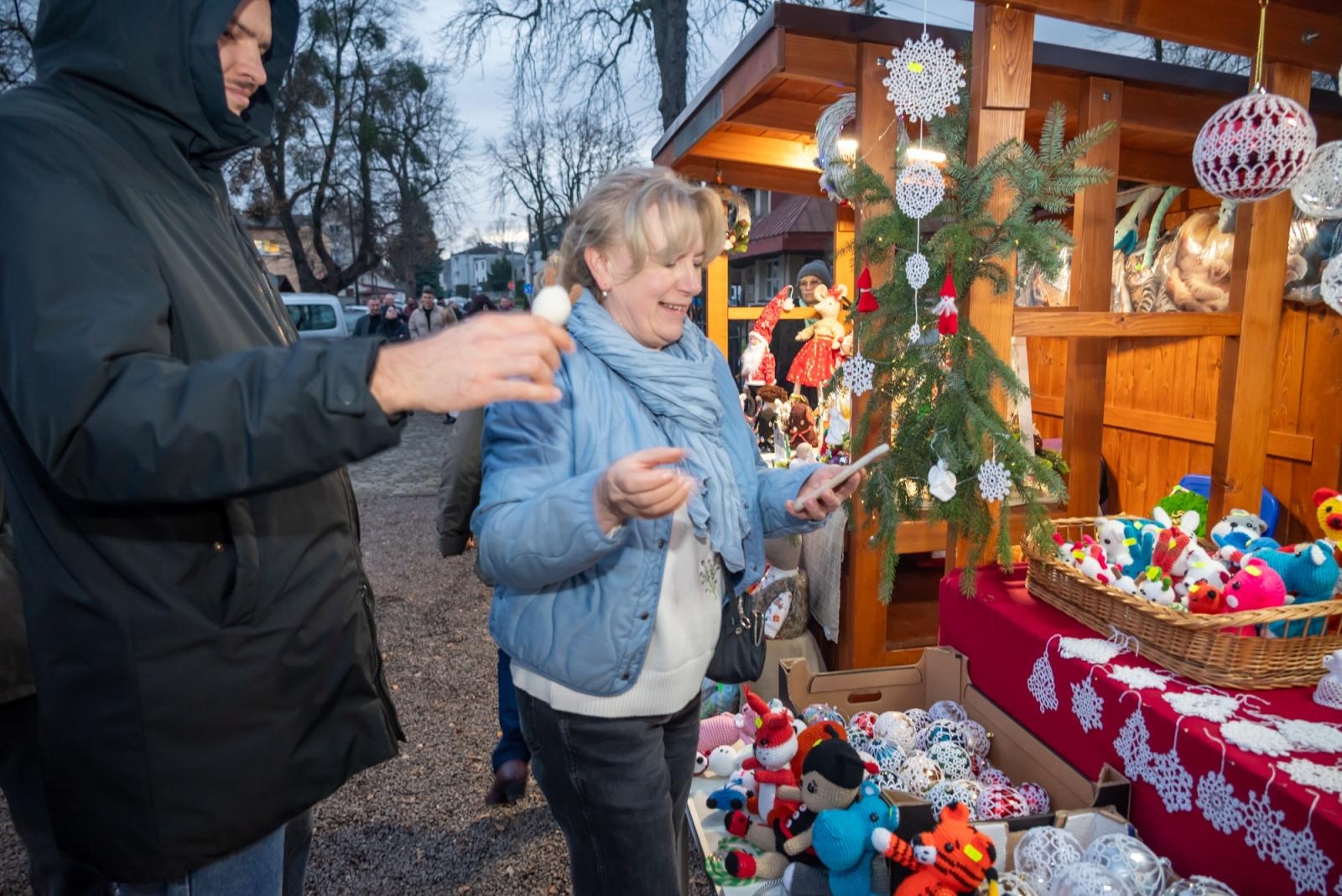 Zdjęcie w galerii na portalu naszraciborz.pl: Kiermasz Bożonarodzeniowy w baśniowej scenerii tworkowskiego zamku z rekordową frekwencją wiadomości z regionu