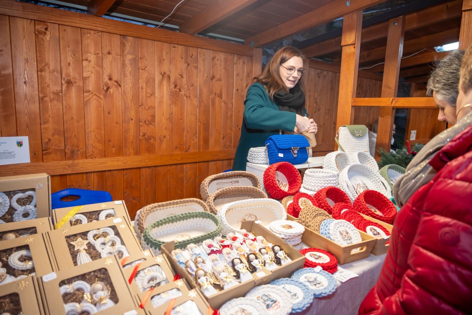 Zdjęcie w galerii na portalu naszraciborz.pl: Kiermasz Bożonarodzeniowy w baśniowej scenerii tworkowskiego zamku z rekordową frekwencją wiadomości z regionu