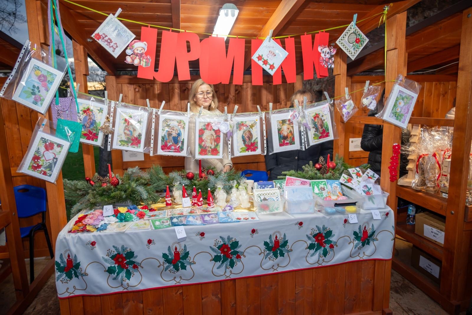 Zdjęcie w galerii na portalu naszraciborz.pl: Kiermasz Bożonarodzeniowy w baśniowej scenerii tworkowskiego zamku z rekordową frekwencją wiadomości z regionu