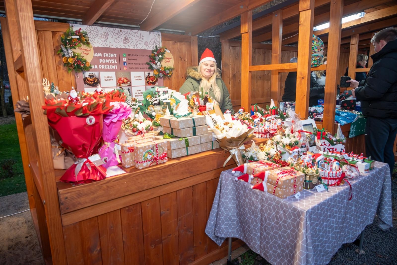 Zdjęcie w galerii na portalu naszraciborz.pl: Kiermasz Bożonarodzeniowy w baśniowej scenerii tworkowskiego zamku z rekordową frekwencją wiadomości z regionu