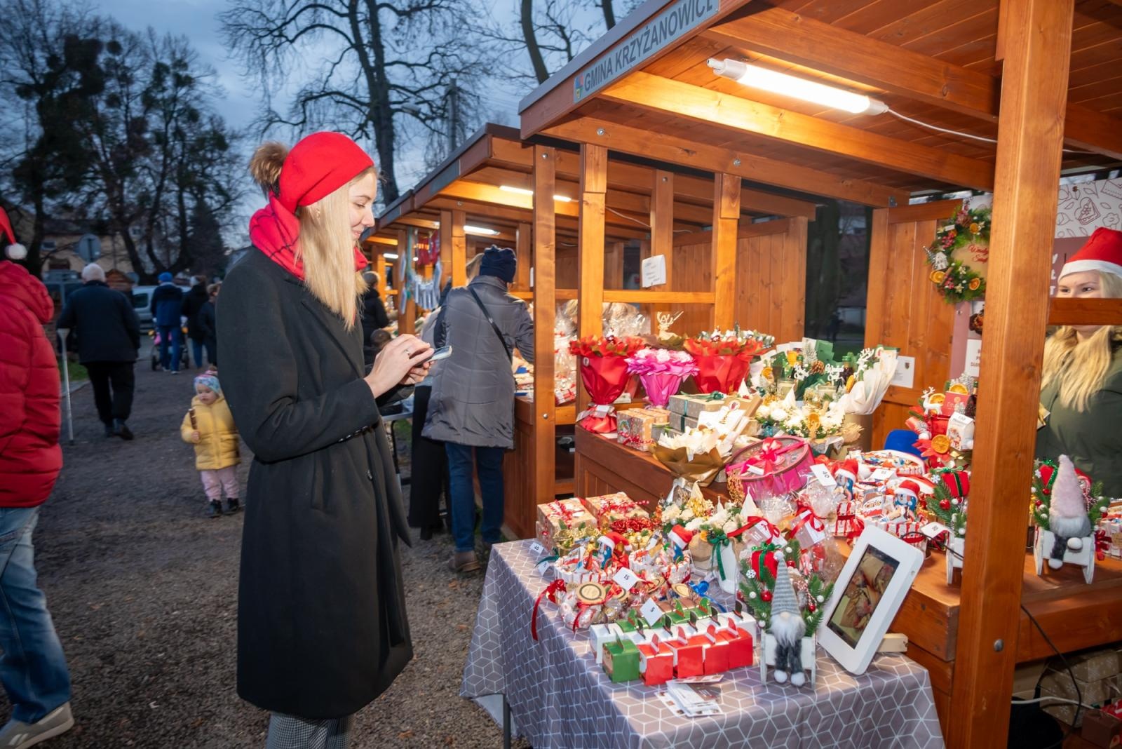 Zdjęcie w galerii na portalu naszraciborz.pl: Kiermasz Bożonarodzeniowy w baśniowej scenerii tworkowskiego zamku z rekordową frekwencją wiadomości z regionu