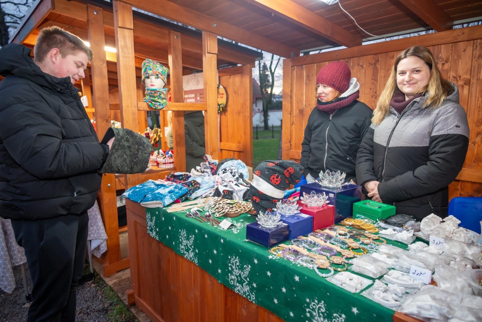 Zdjęcie w galerii na portalu naszraciborz.pl: Kiermasz Bożonarodzeniowy w baśniowej scenerii tworkowskiego zamku z rekordową frekwencją wiadomości z regionu