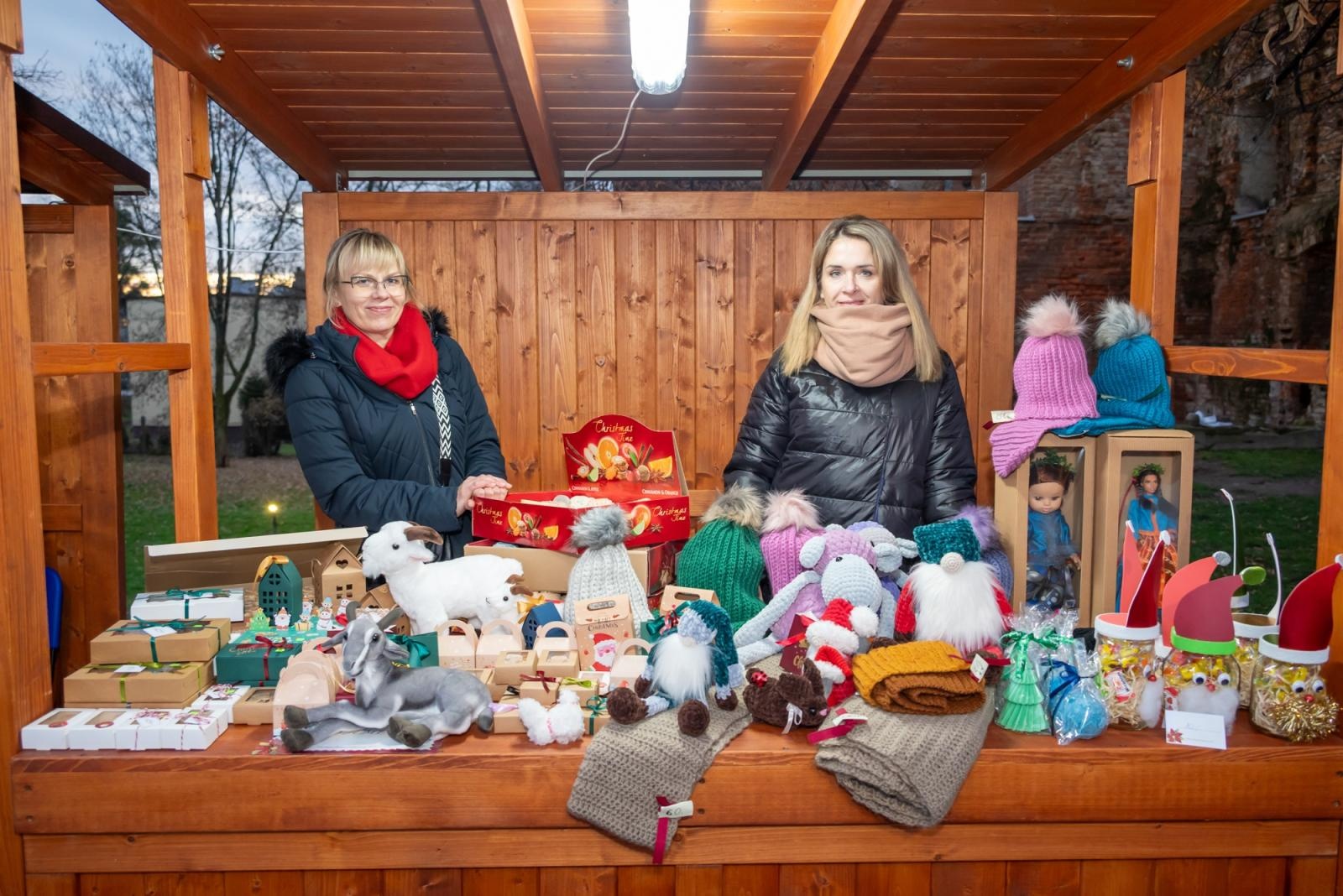 Zdjęcie w galerii na portalu naszraciborz.pl: Kiermasz Bożonarodzeniowy w baśniowej scenerii tworkowskiego zamku z rekordową frekwencją wiadomości z regionu