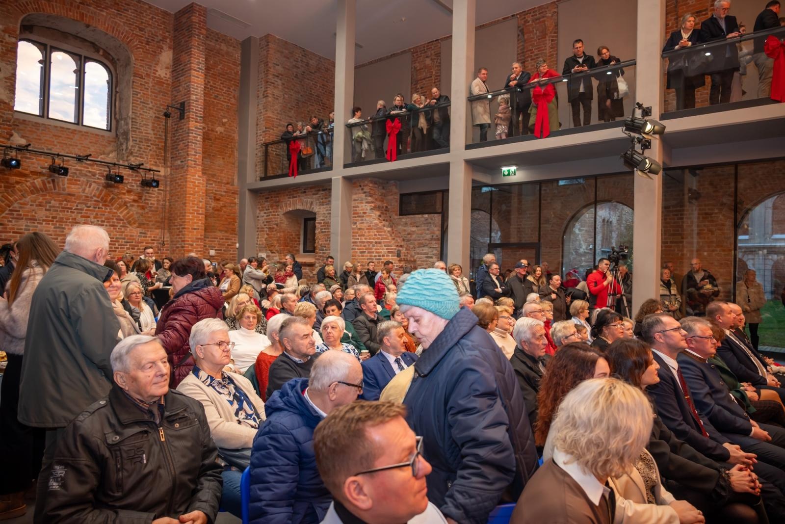 Zdjęcie w galerii na portalu naszraciborz.pl: Kiermasz Bożonarodzeniowy w baśniowej scenerii tworkowskiego zamku z rekordową frekwencją wiadomości z regionu