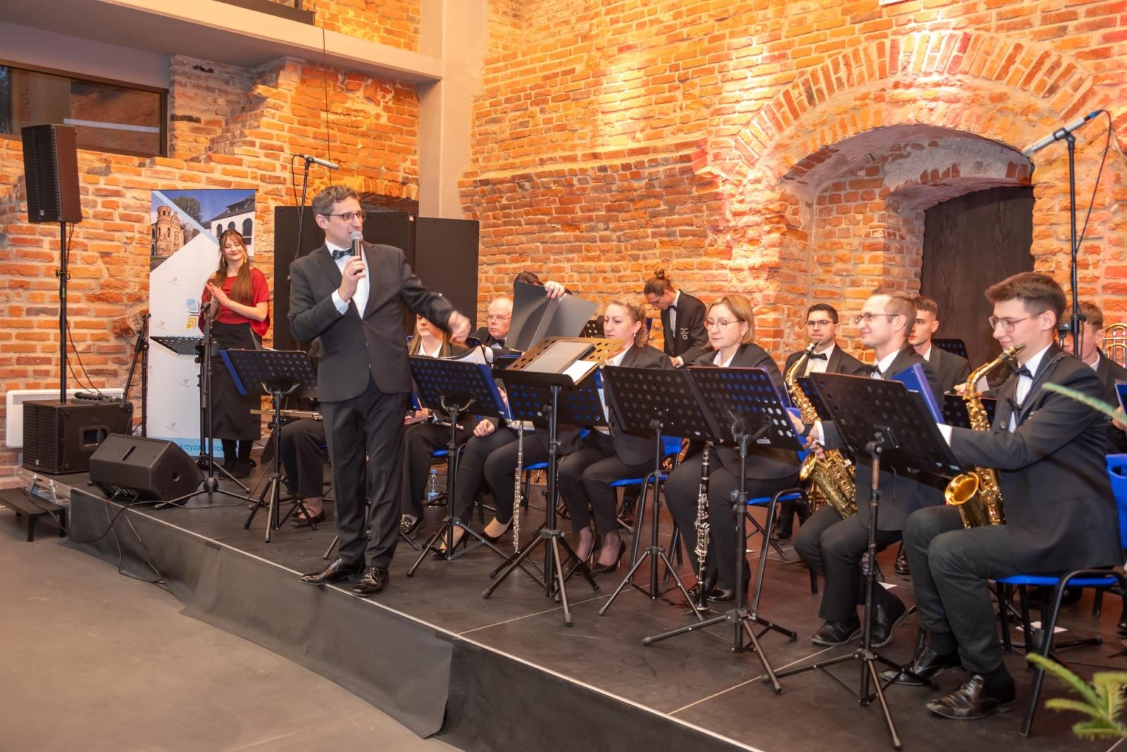 Zdjęcie w galerii na portalu naszraciborz.pl: Kiermasz Bożonarodzeniowy w baśniowej scenerii tworkowskiego zamku z rekordową frekwencją wiadomości z regionu