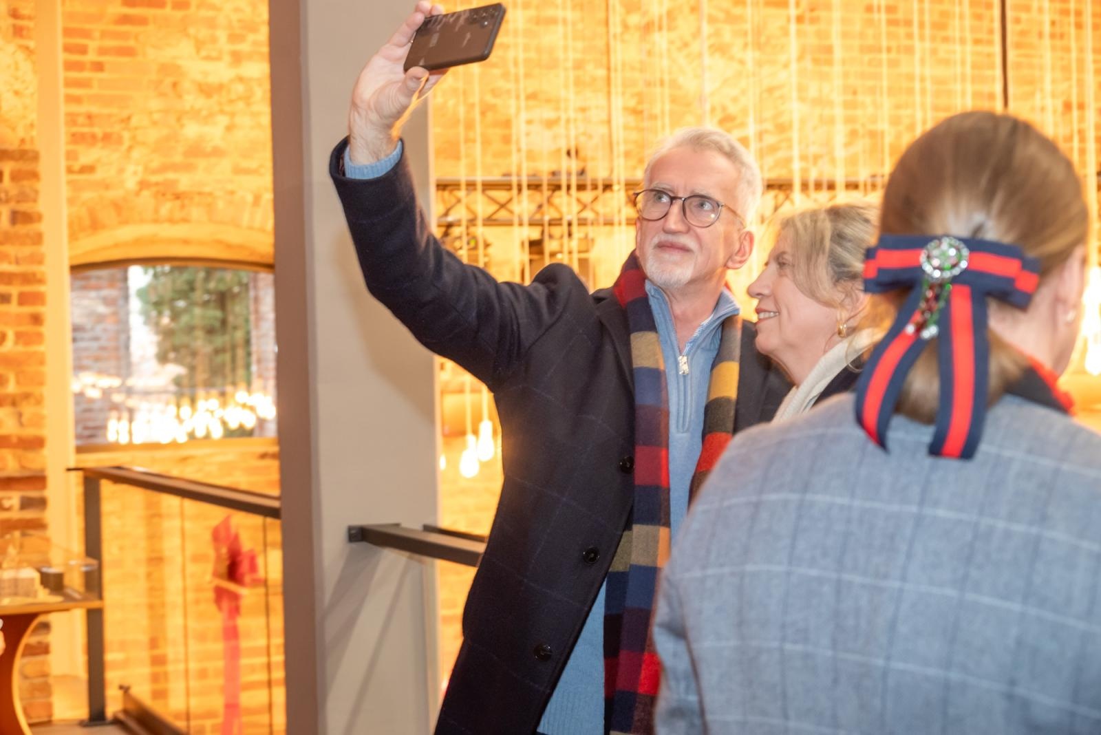 Zdjęcie w galerii na portalu naszraciborz.pl: Kiermasz Bożonarodzeniowy w baśniowej scenerii tworkowskiego zamku z rekordową frekwencją wiadomości z regionu