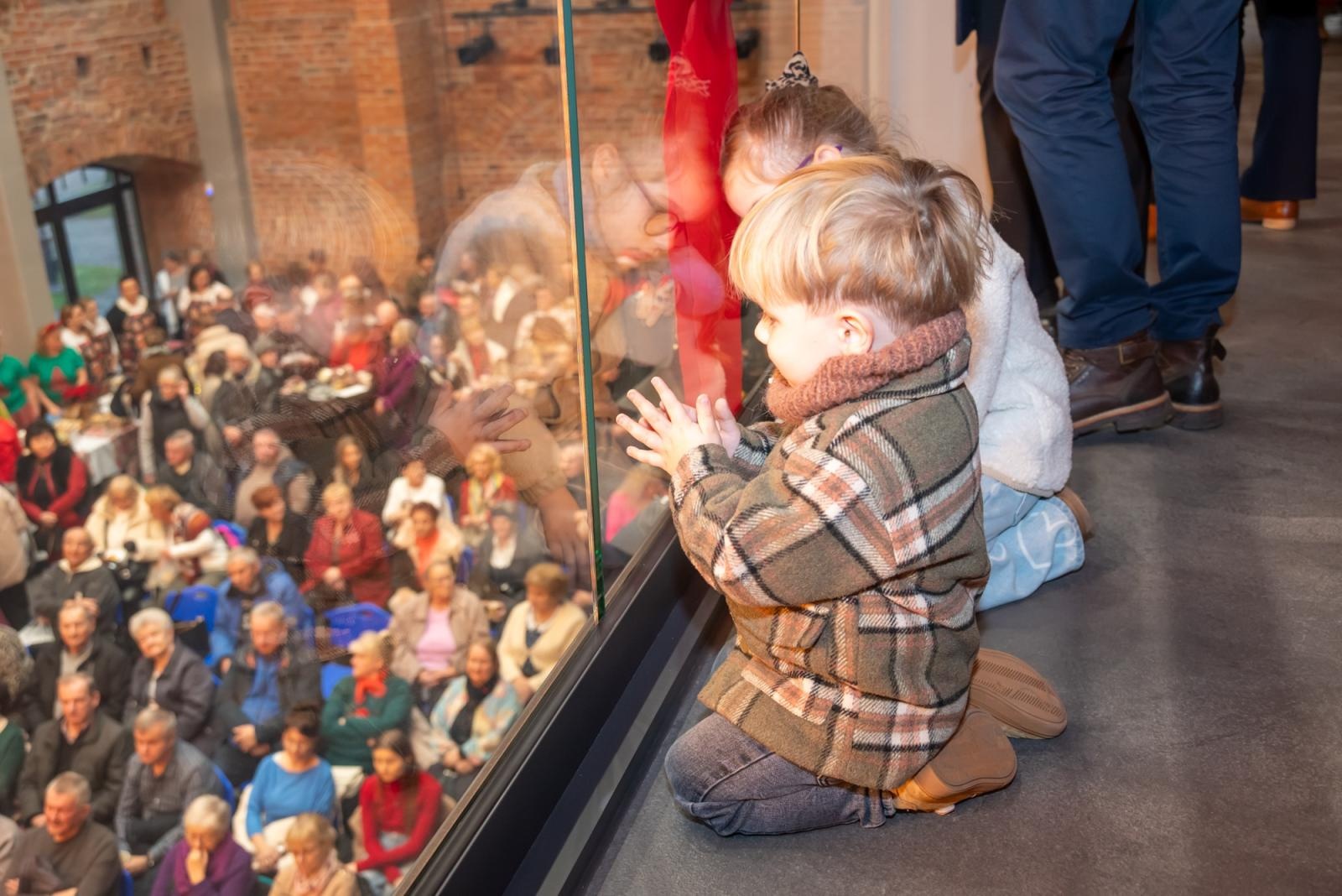 Zdjęcie w galerii na portalu naszraciborz.pl: Kiermasz Bożonarodzeniowy w baśniowej scenerii tworkowskiego zamku z rekordową frekwencją wiadomości z regionu