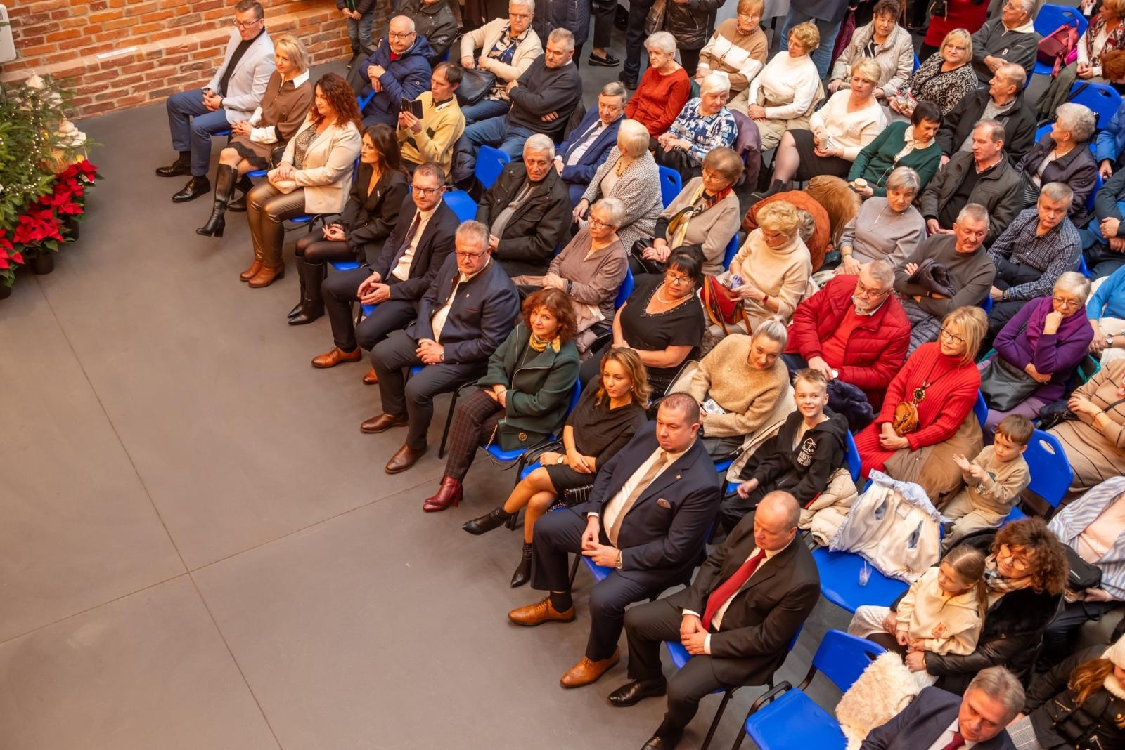 Zdjęcie w galerii na portalu naszraciborz.pl: Kiermasz Bożonarodzeniowy w baśniowej scenerii tworkowskiego zamku z rekordową frekwencją wiadomości z regionu