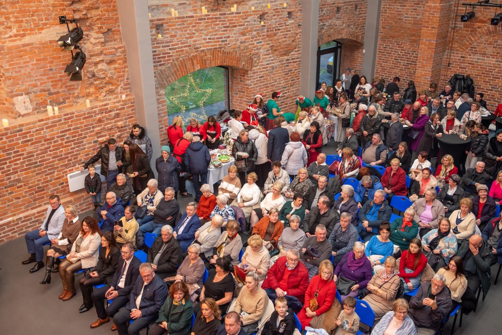 Zdjęcie w galerii na portalu naszraciborz.pl: Kiermasz Bożonarodzeniowy w baśniowej scenerii tworkowskiego zamku z rekordową frekwencją wiadomości z regionu