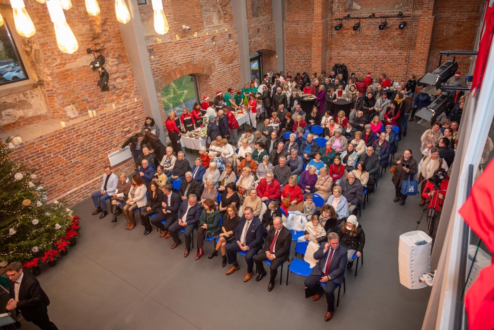 Zdjęcie w galerii na portalu naszraciborz.pl: Kiermasz Bożonarodzeniowy w baśniowej scenerii tworkowskiego zamku z rekordową frekwencją wiadomości z regionu