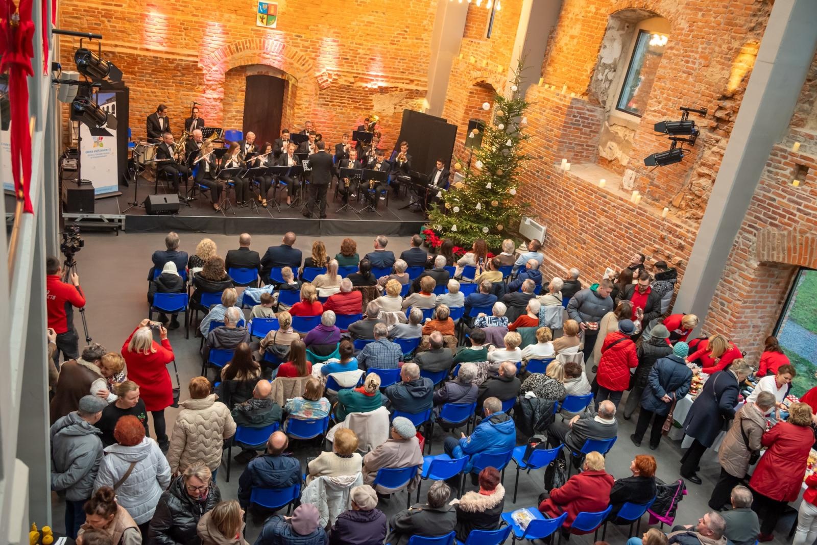 Zdjęcie w galerii na portalu naszraciborz.pl: Kiermasz Bożonarodzeniowy w baśniowej scenerii tworkowskiego zamku z rekordową frekwencją wiadomości z regionu