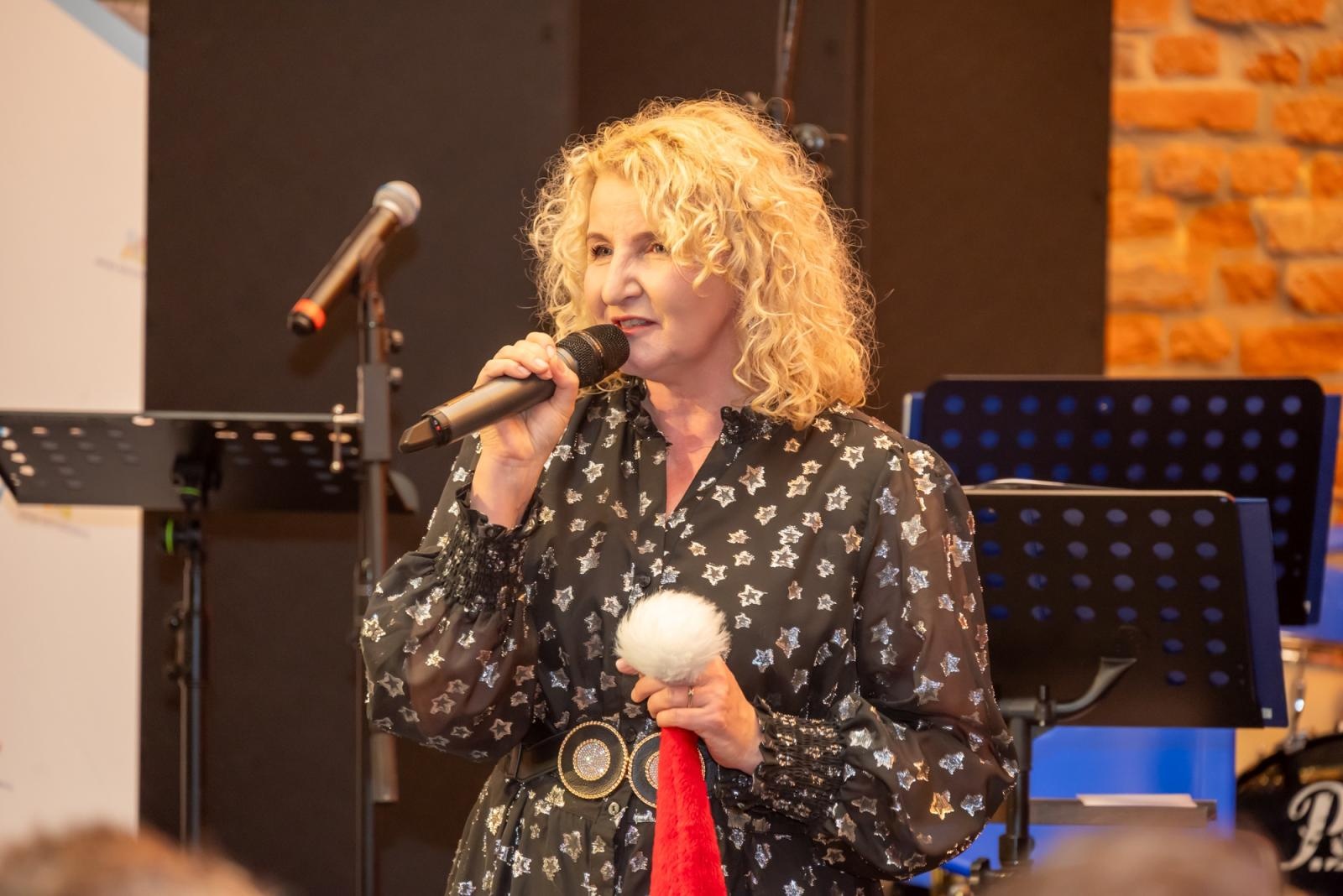 Zdjęcie w galerii na portalu naszraciborz.pl: Kiermasz Bożonarodzeniowy w baśniowej scenerii tworkowskiego zamku z rekordową frekwencją wiadomości z regionu