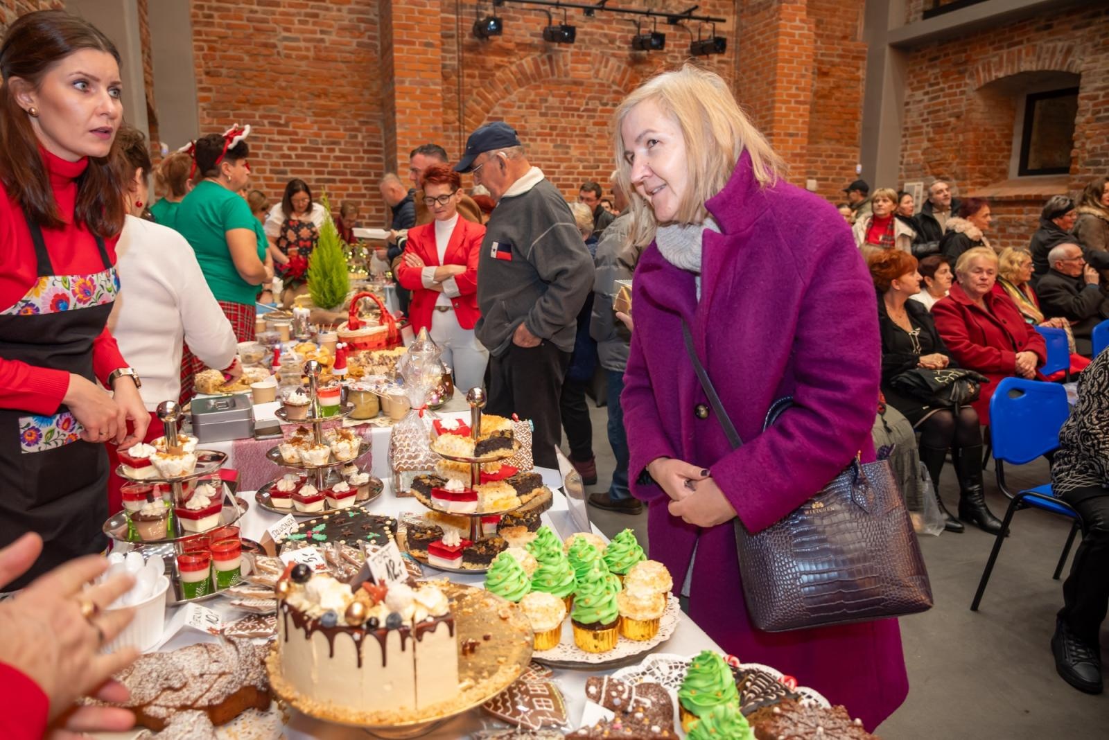 Zdjęcie w galerii na portalu naszraciborz.pl: Kiermasz Bożonarodzeniowy w baśniowej scenerii tworkowskiego zamku z rekordową frekwencją wiadomości z regionu