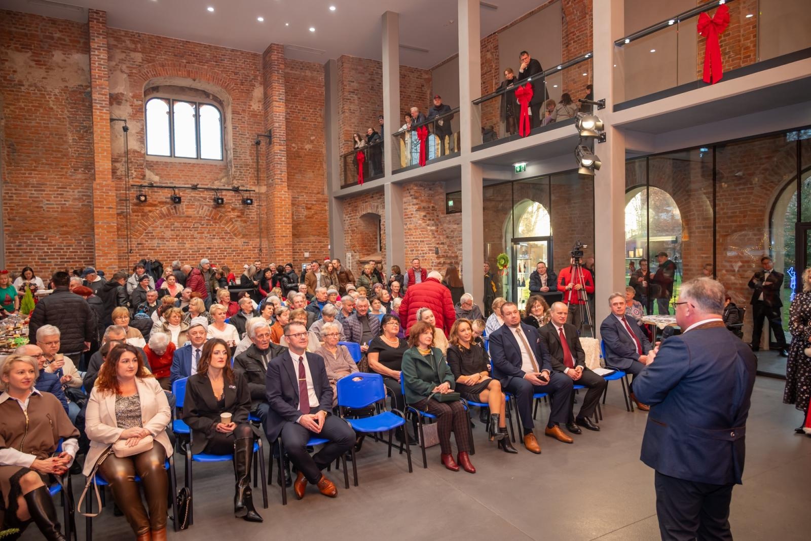 Zdjęcie w galerii na portalu naszraciborz.pl: Kiermasz Bożonarodzeniowy w baśniowej scenerii tworkowskiego zamku z rekordową frekwencją wiadomości z regionu