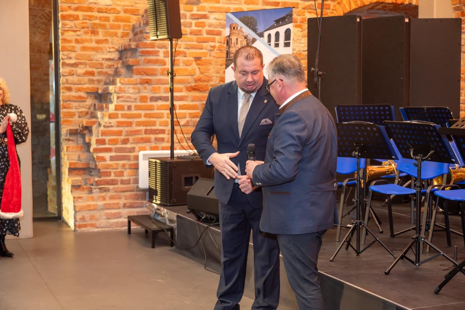 Zdjęcie w galerii na portalu naszraciborz.pl: Kiermasz Bożonarodzeniowy w baśniowej scenerii tworkowskiego zamku z rekordową frekwencją wiadomości z regionu