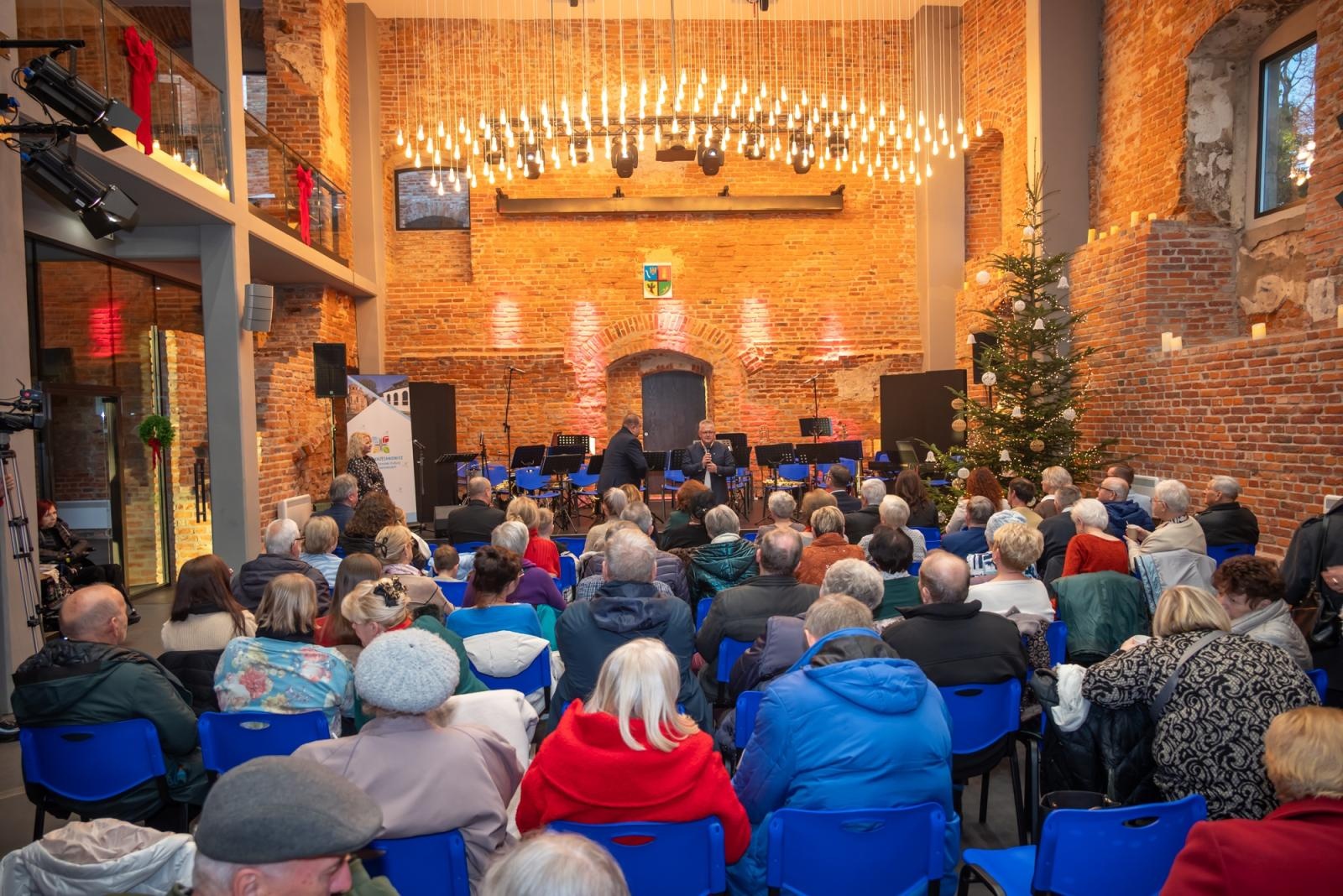 Zdjęcie w galerii na portalu naszraciborz.pl: Kiermasz Bożonarodzeniowy w baśniowej scenerii tworkowskiego zamku z rekordową frekwencją wiadomości z regionu