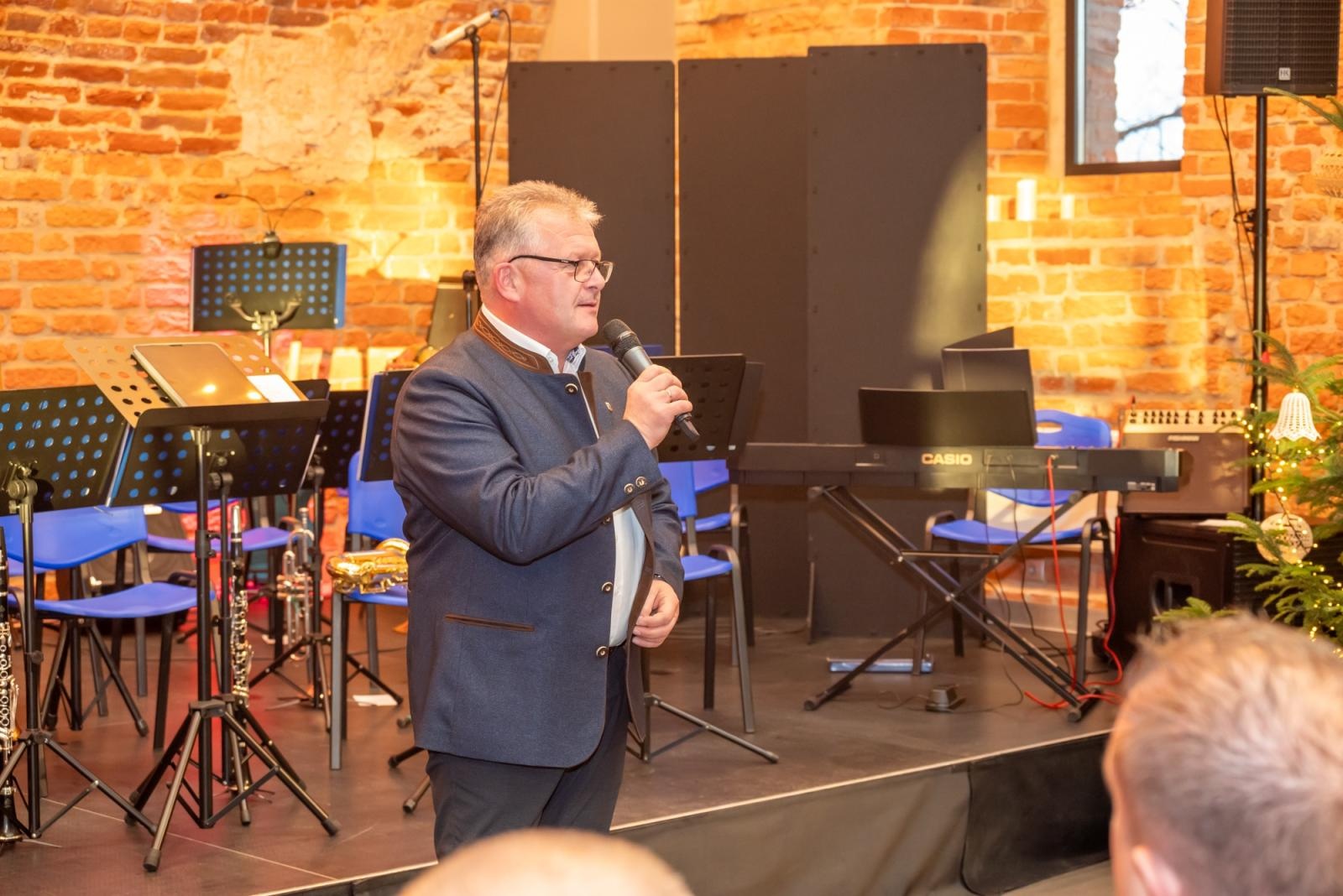 Zdjęcie w galerii na portalu naszraciborz.pl: Kiermasz Bożonarodzeniowy w baśniowej scenerii tworkowskiego zamku z rekordową frekwencją wiadomości z regionu