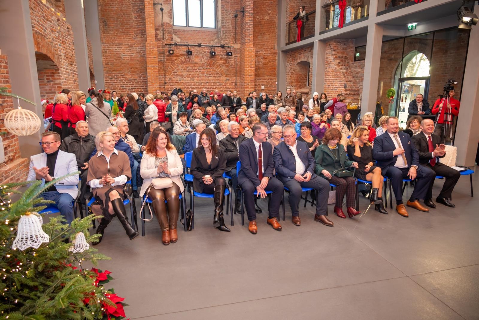 Zdjęcie w galerii na portalu naszraciborz.pl: Kiermasz Bożonarodzeniowy w baśniowej scenerii tworkowskiego zamku z rekordową frekwencją wiadomości z regionu