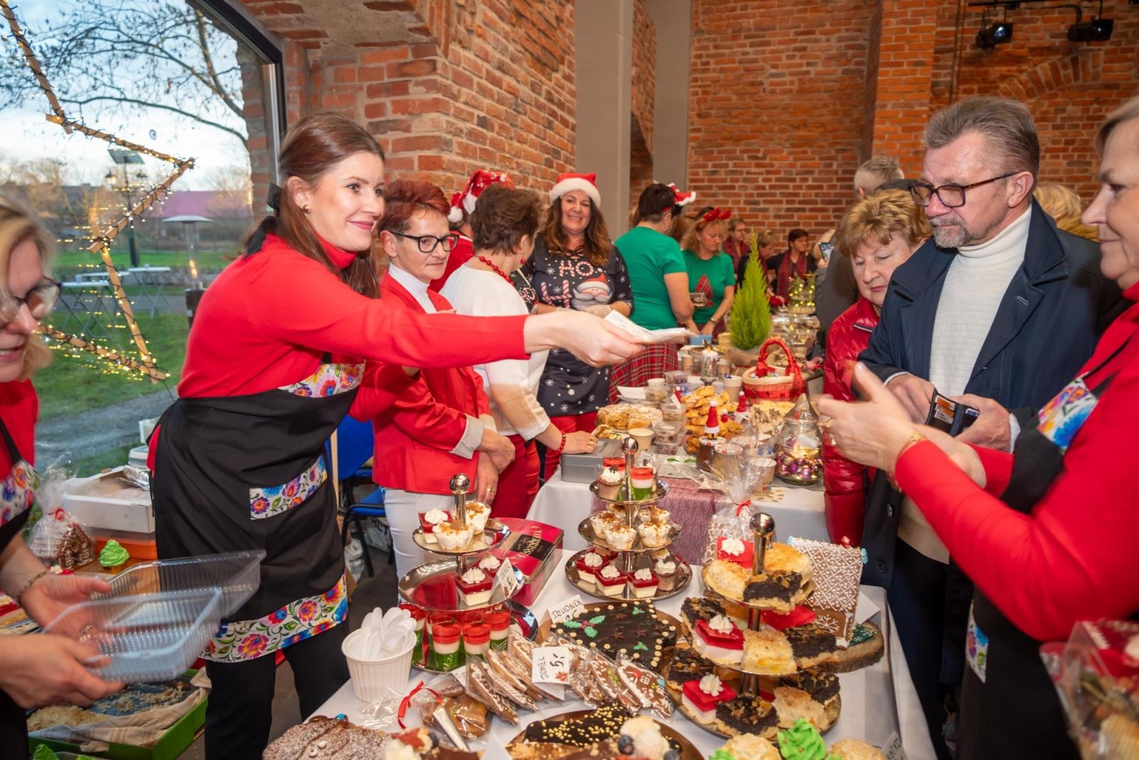 Zdjęcie w galerii na portalu naszraciborz.pl: Kiermasz Bożonarodzeniowy w baśniowej scenerii tworkowskiego zamku z rekordową frekwencją wiadomości z regionu