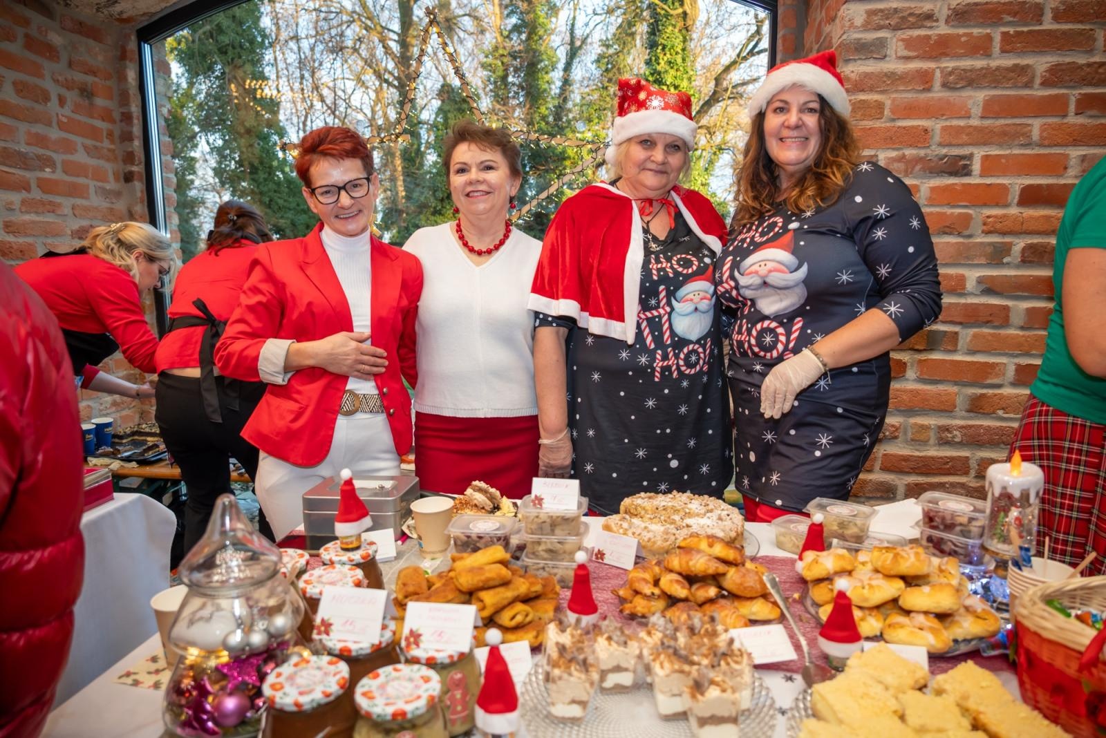 Zdjęcie w galerii na portalu naszraciborz.pl: Kiermasz Bożonarodzeniowy w baśniowej scenerii tworkowskiego zamku z rekordową frekwencją wiadomości z regionu