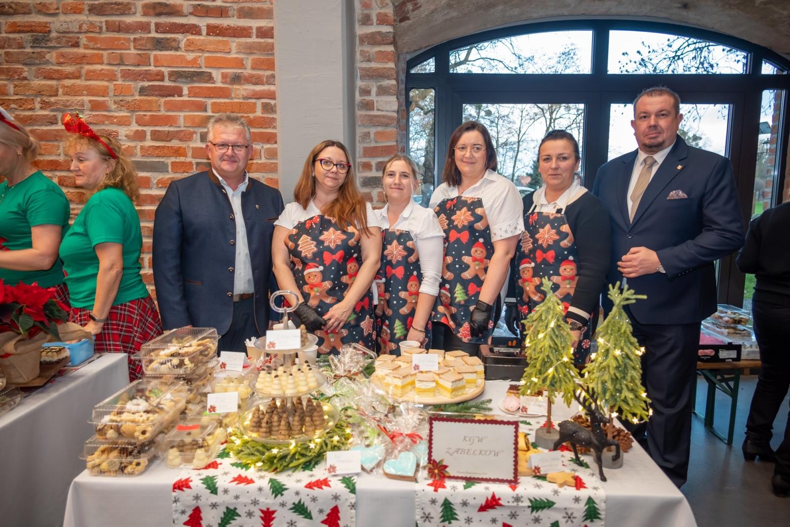 Zdjęcie w galerii na portalu naszraciborz.pl: Kiermasz Bożonarodzeniowy w baśniowej scenerii tworkowskiego zamku z rekordową frekwencją wiadomości z regionu