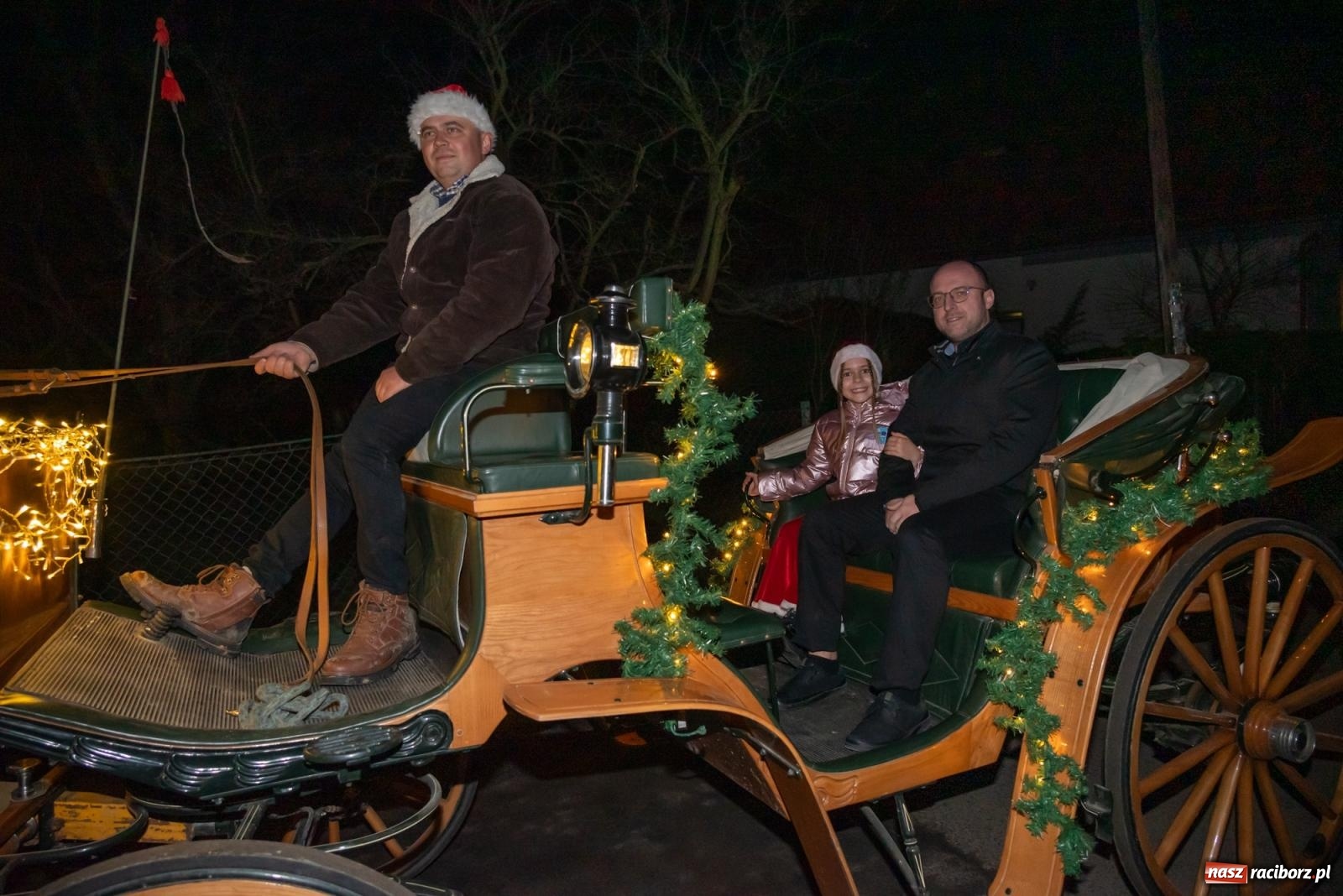 Zdjęcie w galerii na portalu naszraciborz.pl: Nie saniami, a powozem zajechał Mikołaj do Borucina wiadomości z regionu