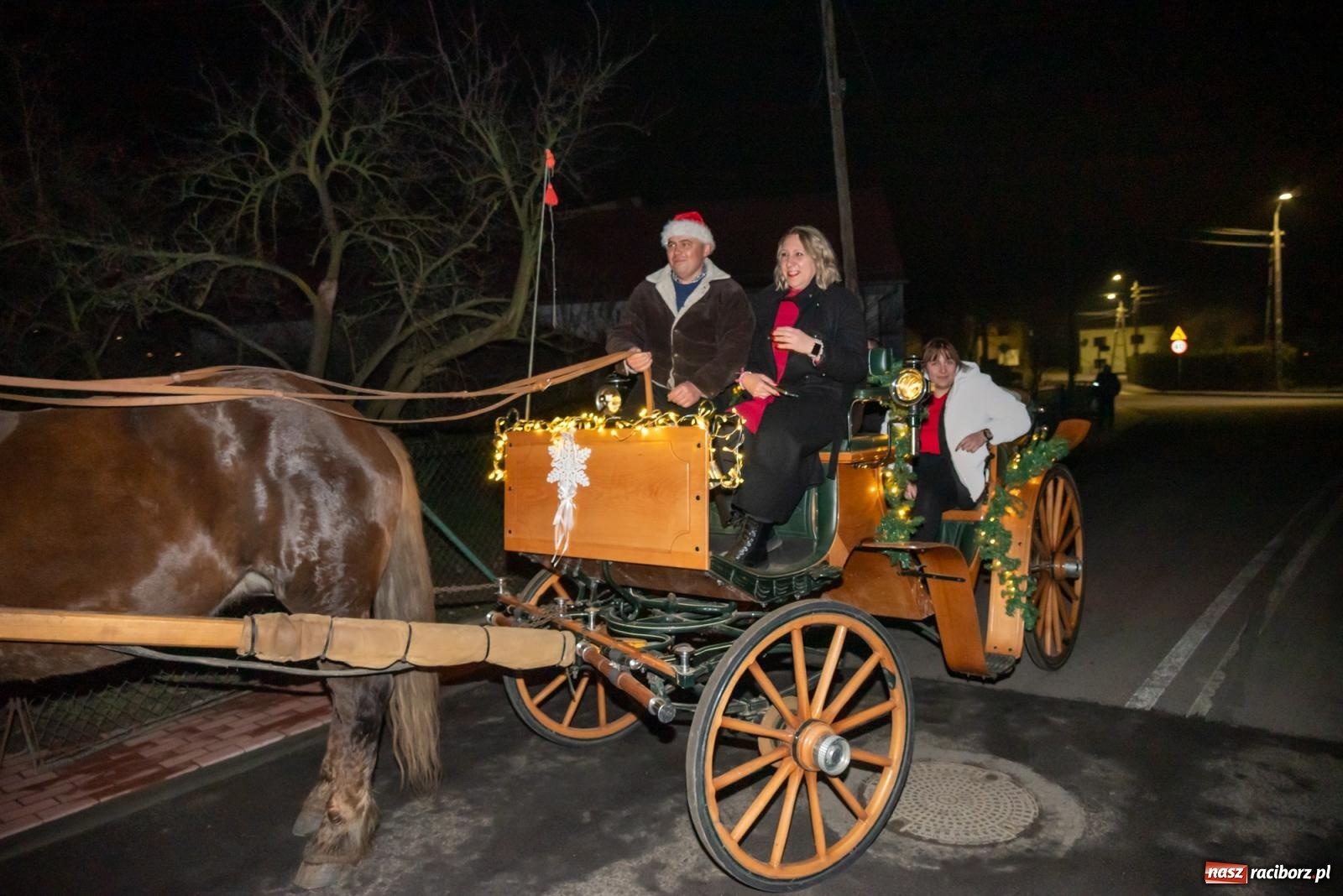 Zdjęcie w galerii na portalu naszraciborz.pl: Nie saniami, a powozem zajechał Mikołaj do Borucina wiadomości z regionu