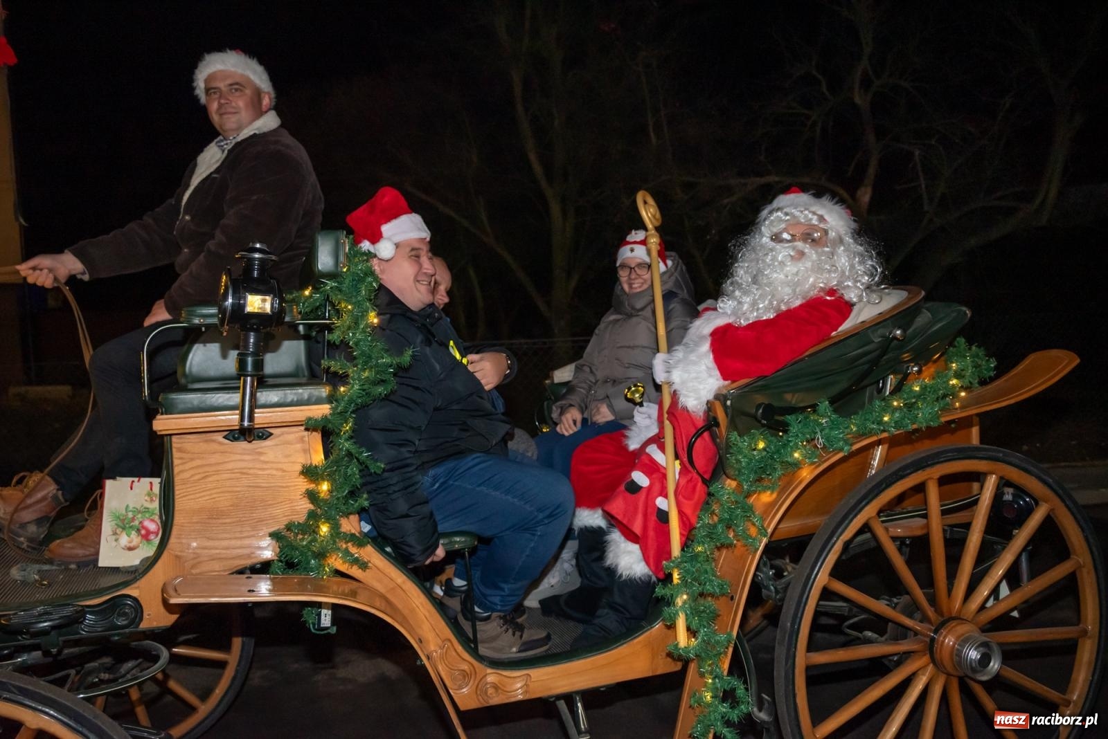 Zdjęcie w galerii na portalu naszraciborz.pl: Nie saniami, a powozem zajechał Mikołaj do Borucina wiadomości z regionu
