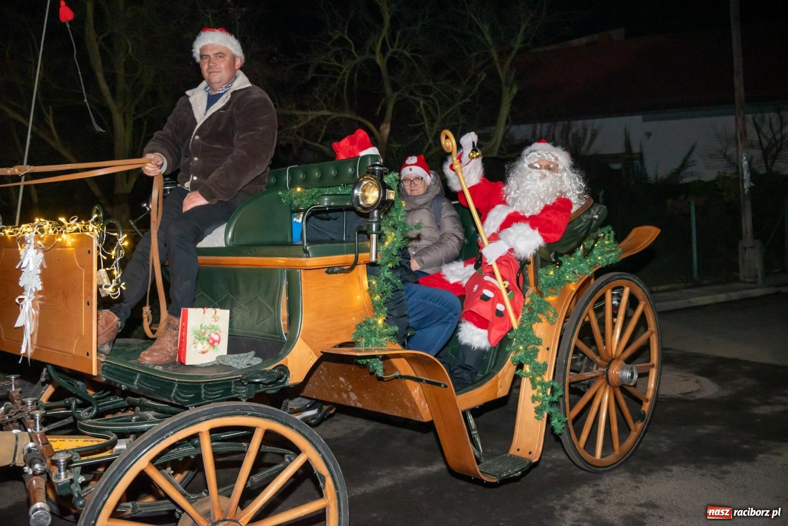 Zdjęcie w galerii na portalu naszraciborz.pl: Nie saniami, a powozem zajechał Mikołaj do Borucina wiadomości z regionu