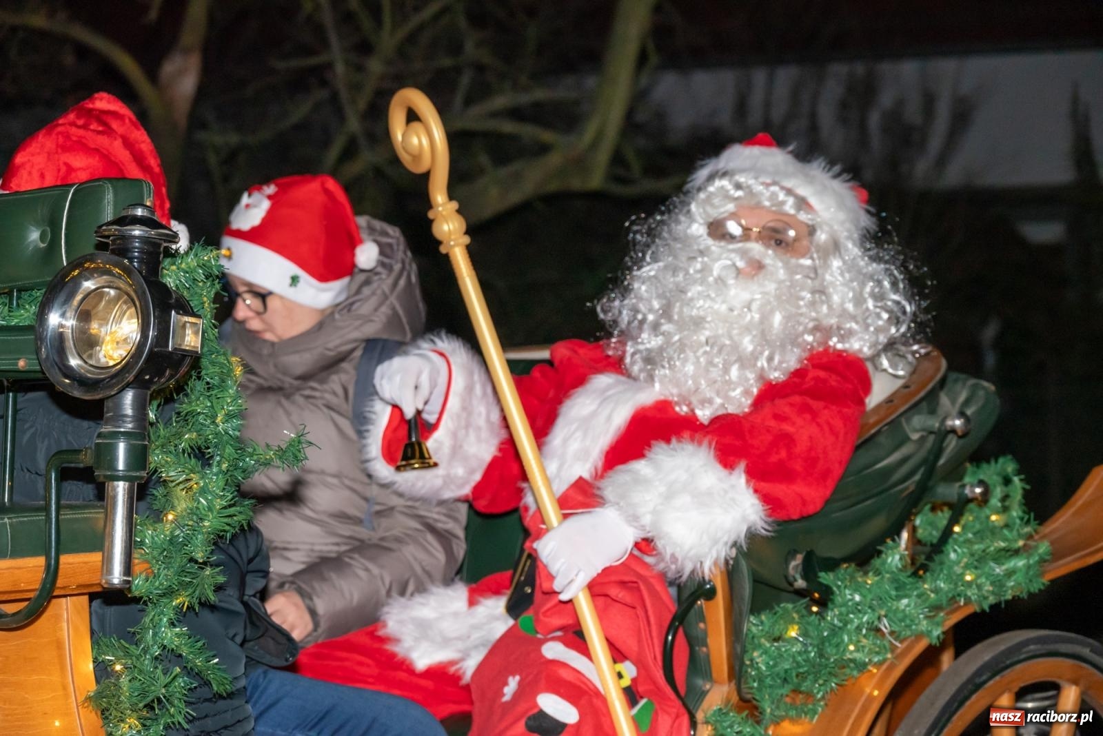 Zdjęcie w galerii na portalu naszraciborz.pl: Nie saniami, a powozem zajechał Mikołaj do Borucina wiadomości z regionu